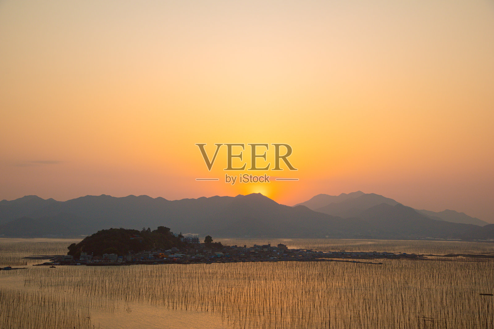 福建省霞浦县沙江湾，日落下的渔村沙滩照片摄影图片