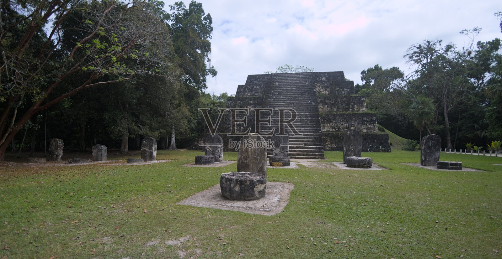 玛雅神庙和覆盖着象形文字的石碑照片摄影图片