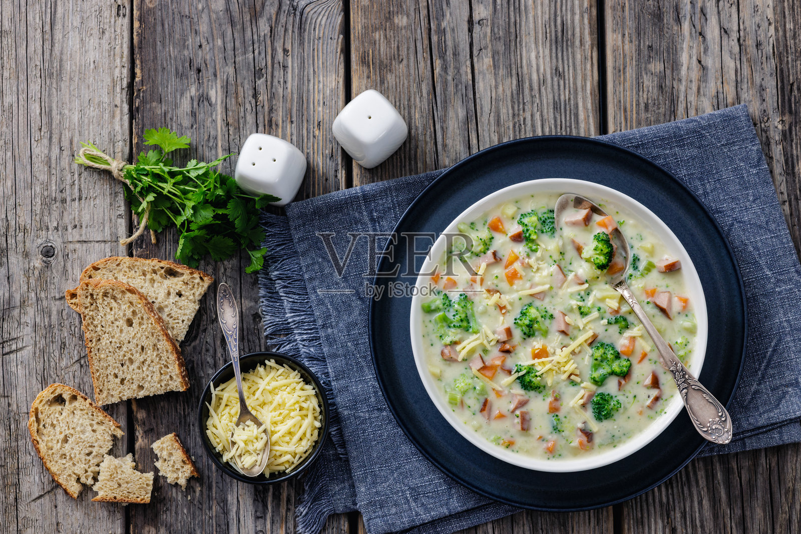 香肠蔬菜浓汤，美味浓稠的奶油汤照片摄影图片
