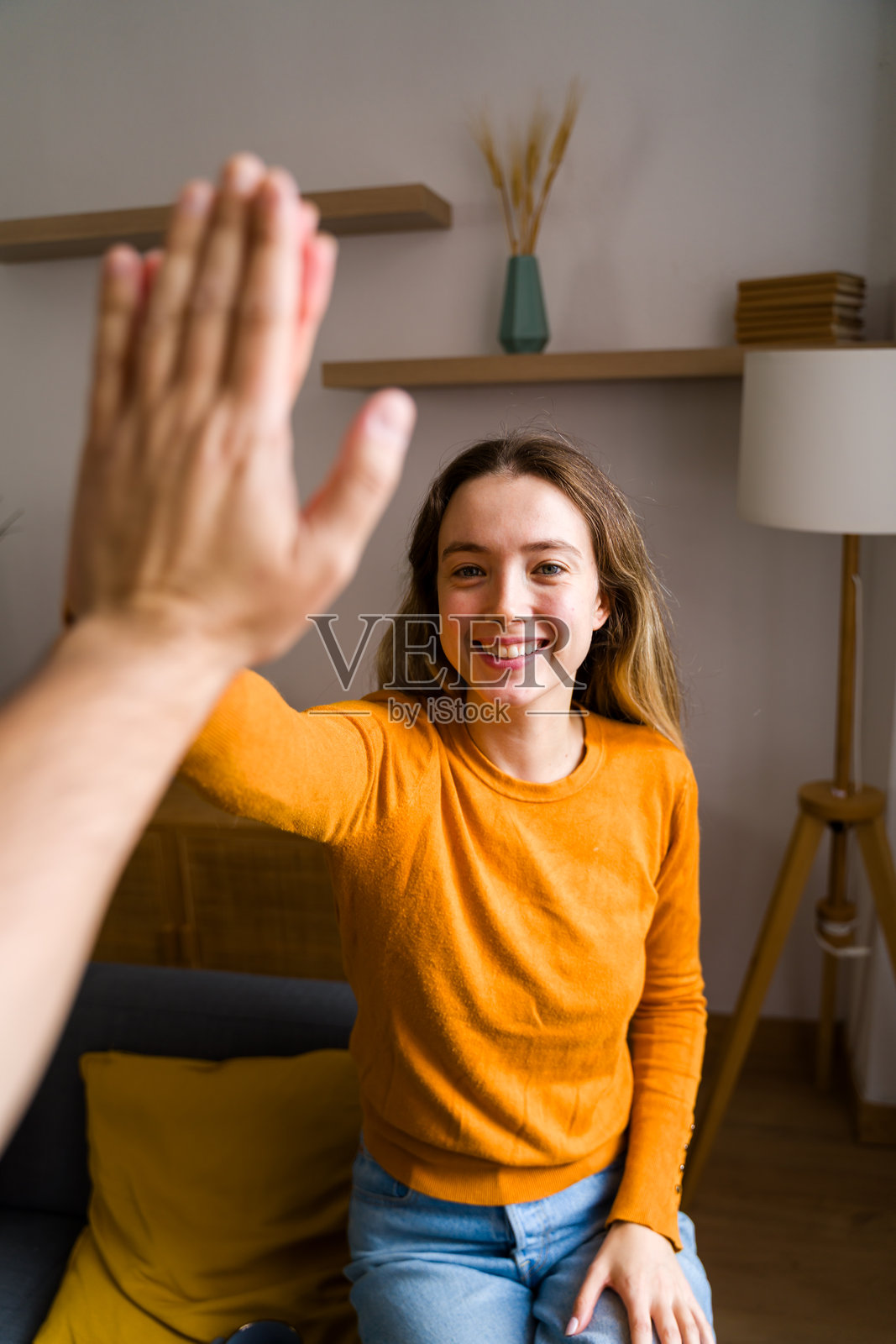 开心年轻女子击掌庆祝胜利照片摄影图片