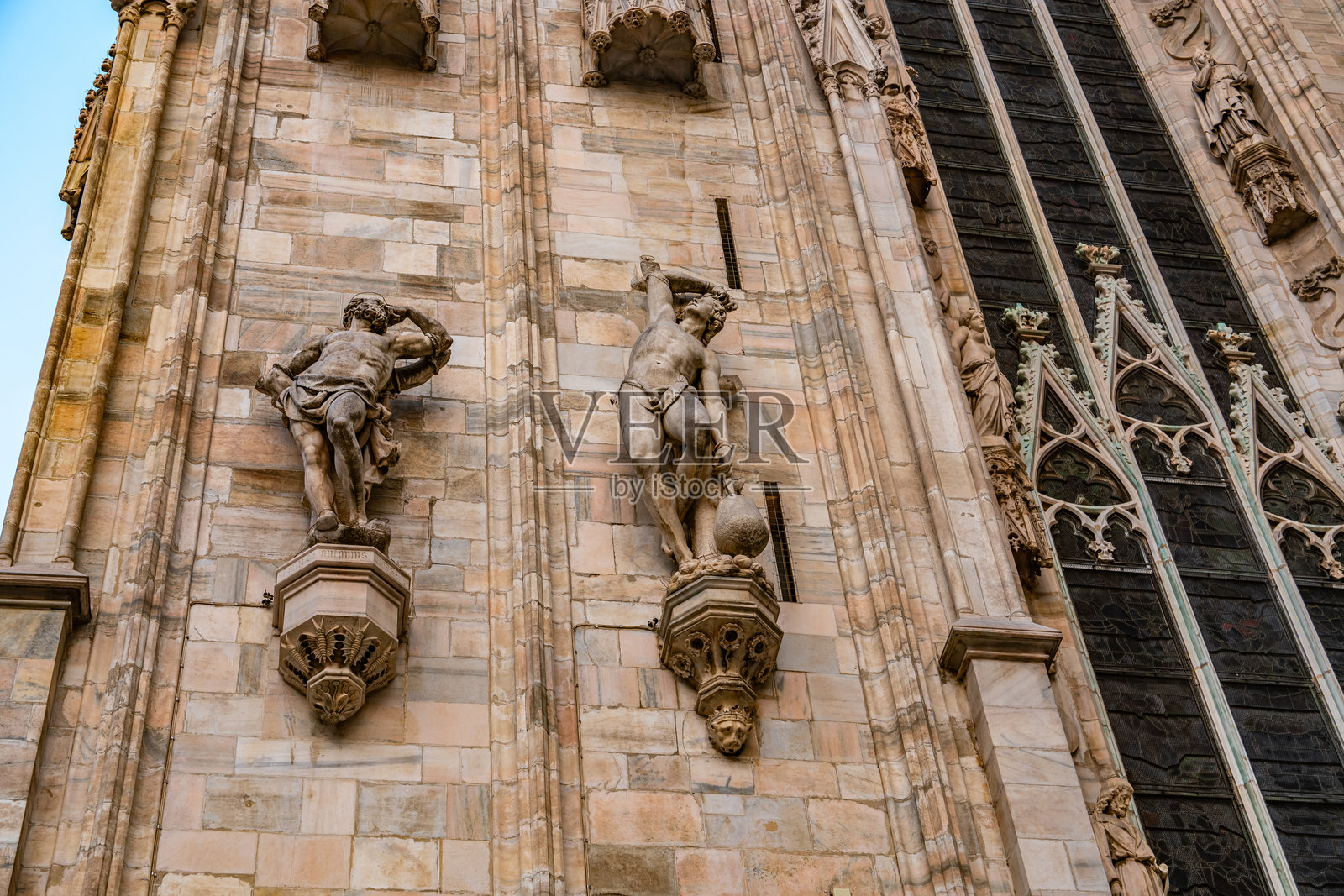 意大利米兰大教堂广场上的米兰主教座堂照片摄影图片