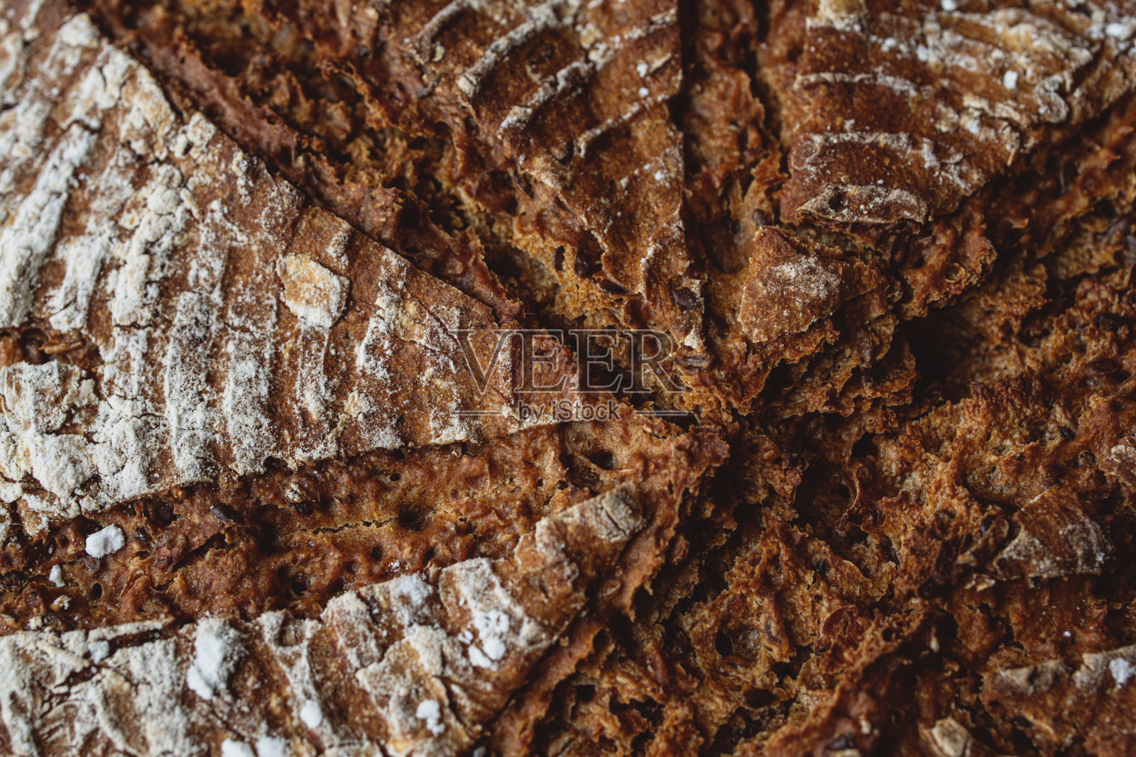 新鲜的手工全麦黑麦粉酵母面包照片摄影图片