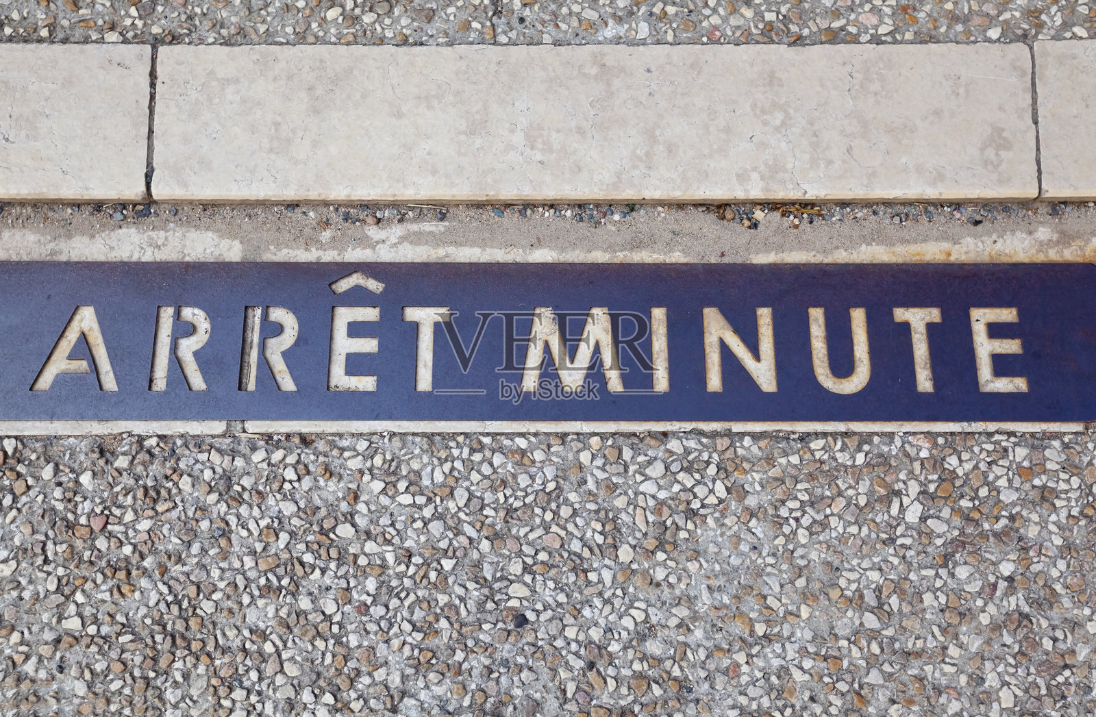 法国城市街道标志 - 仅限一分钟停车照片摄影图片