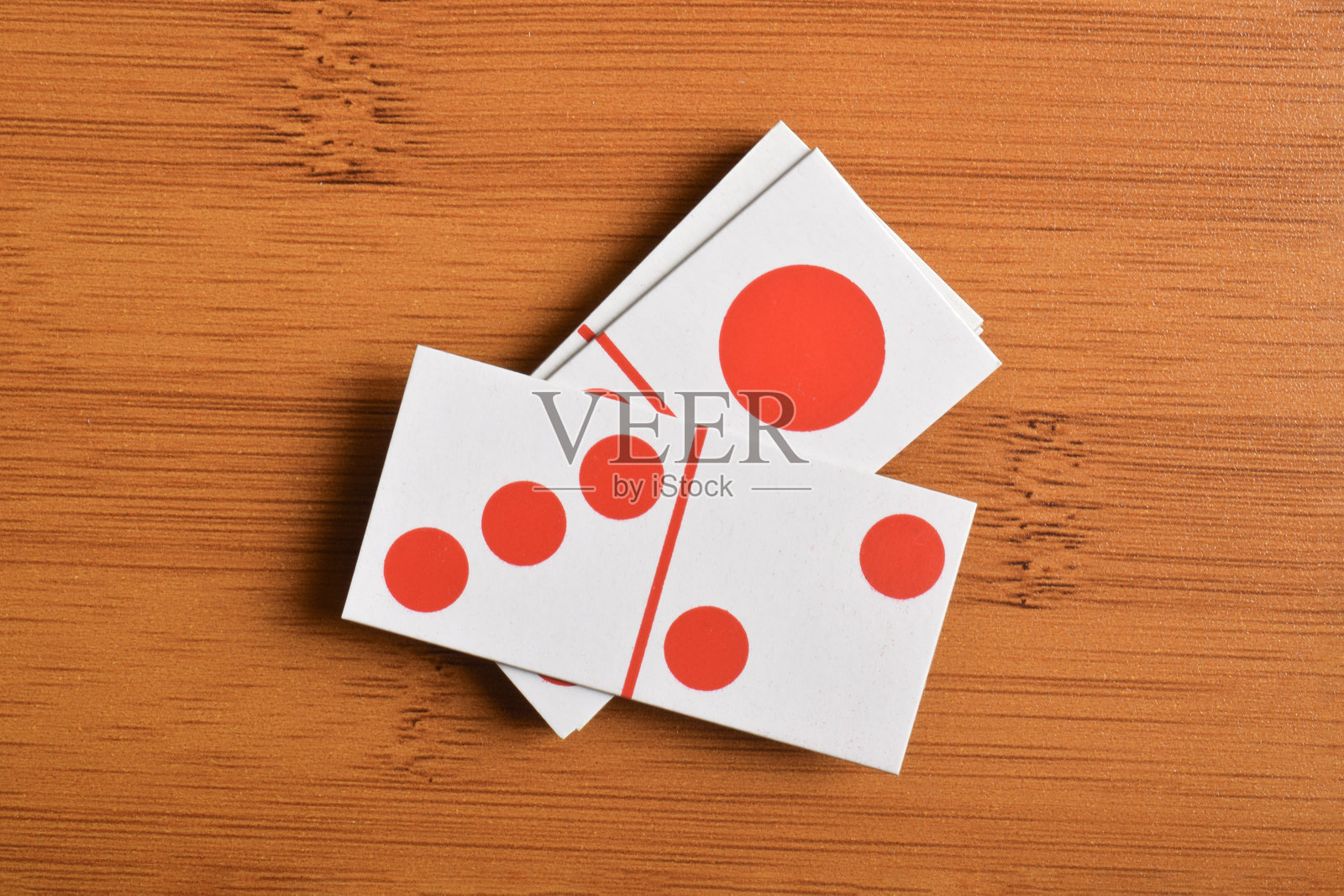 木质背景上的骨牌卡片照片摄影图片