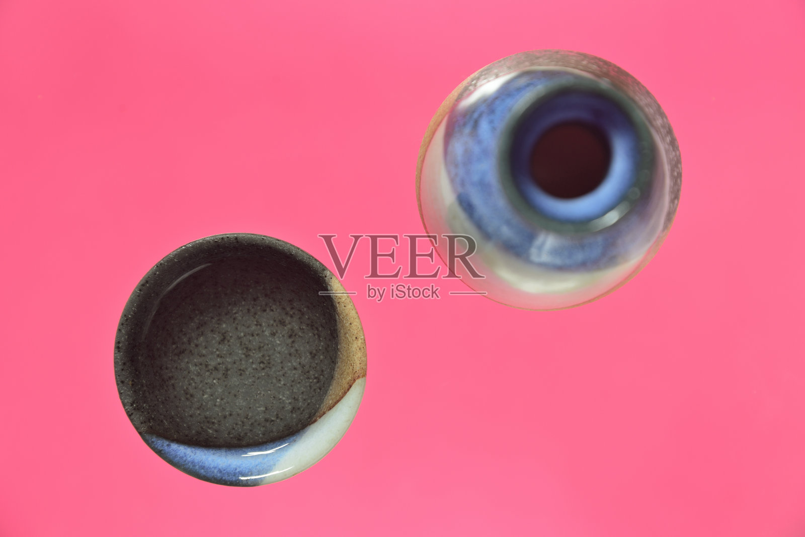 俯视的清酒瓶和清酒杯照片摄影图片