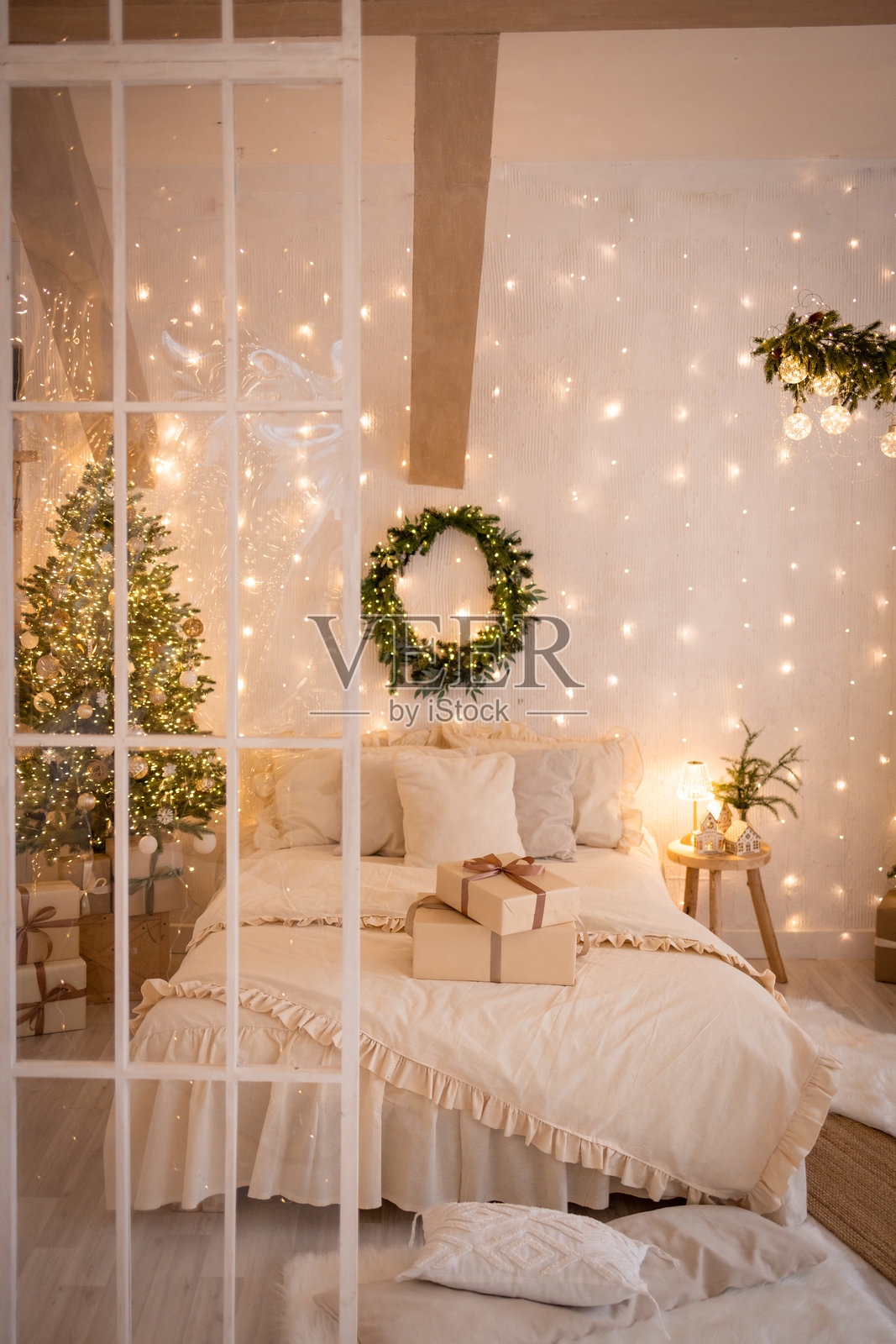 温馨的卧室配有一张床照片摄影图片