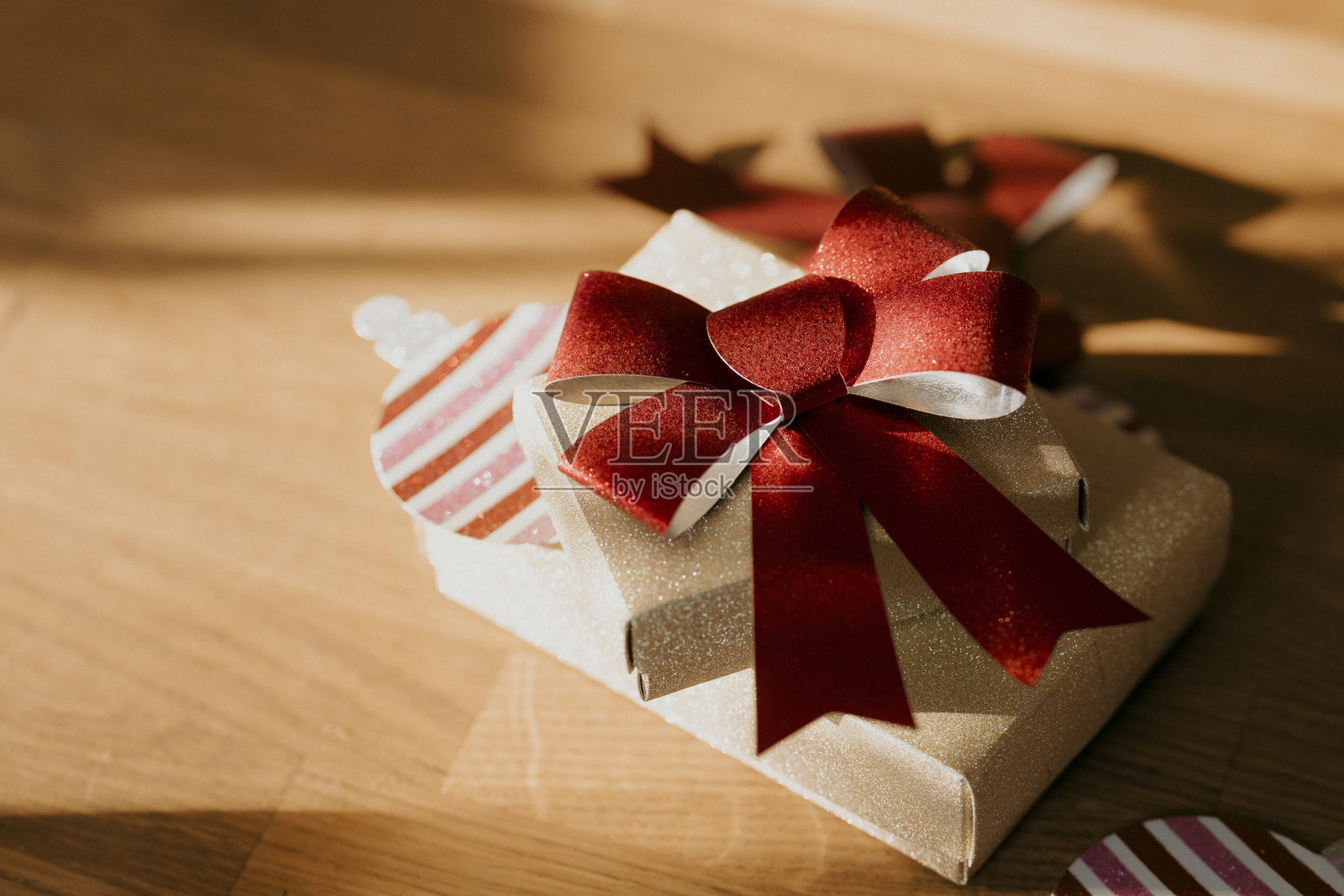 圣诞礼物背景 阳光下的静物照片摄影图片