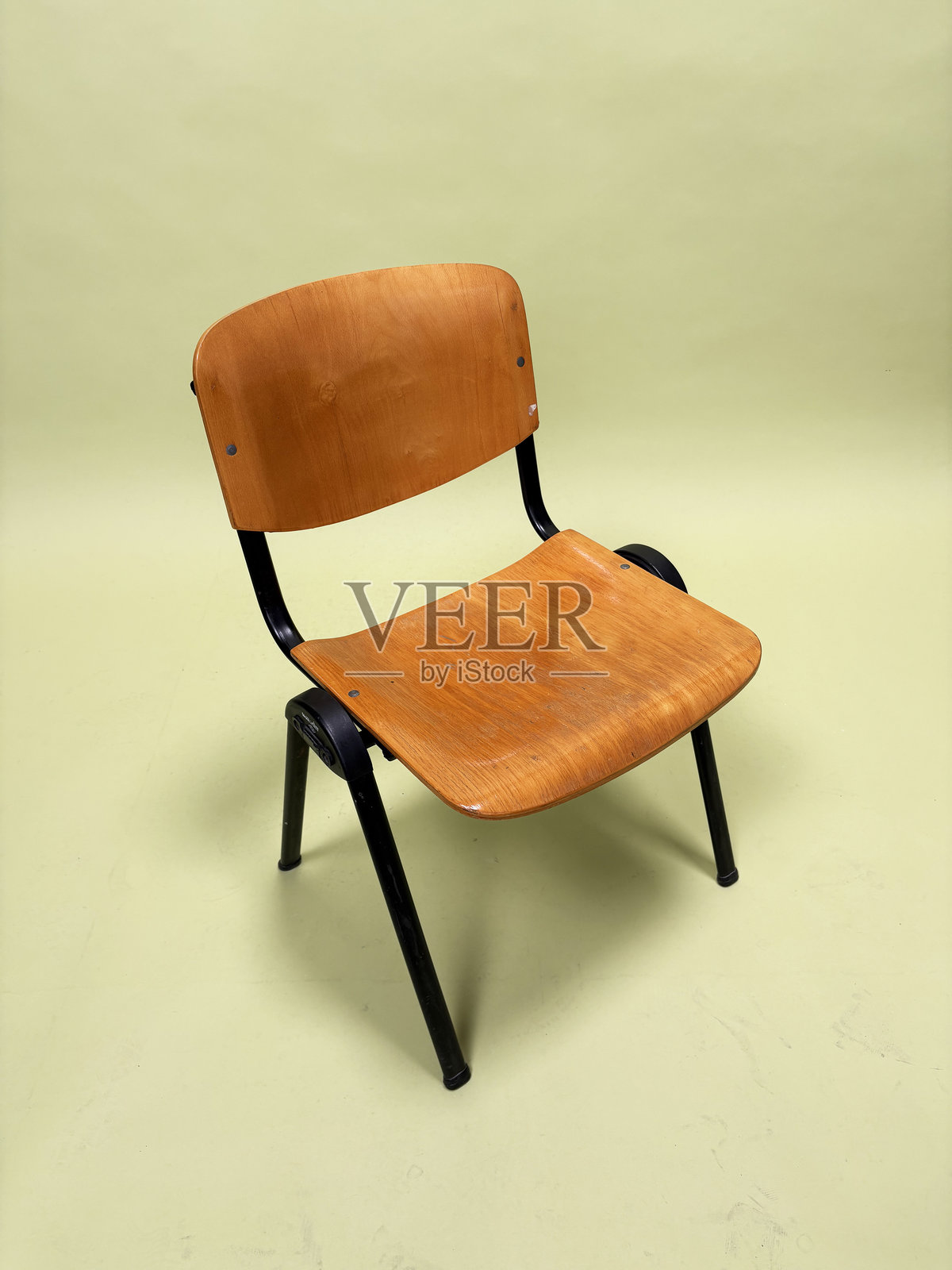 灰色纹理背景上的钢木椅照片摄影图片