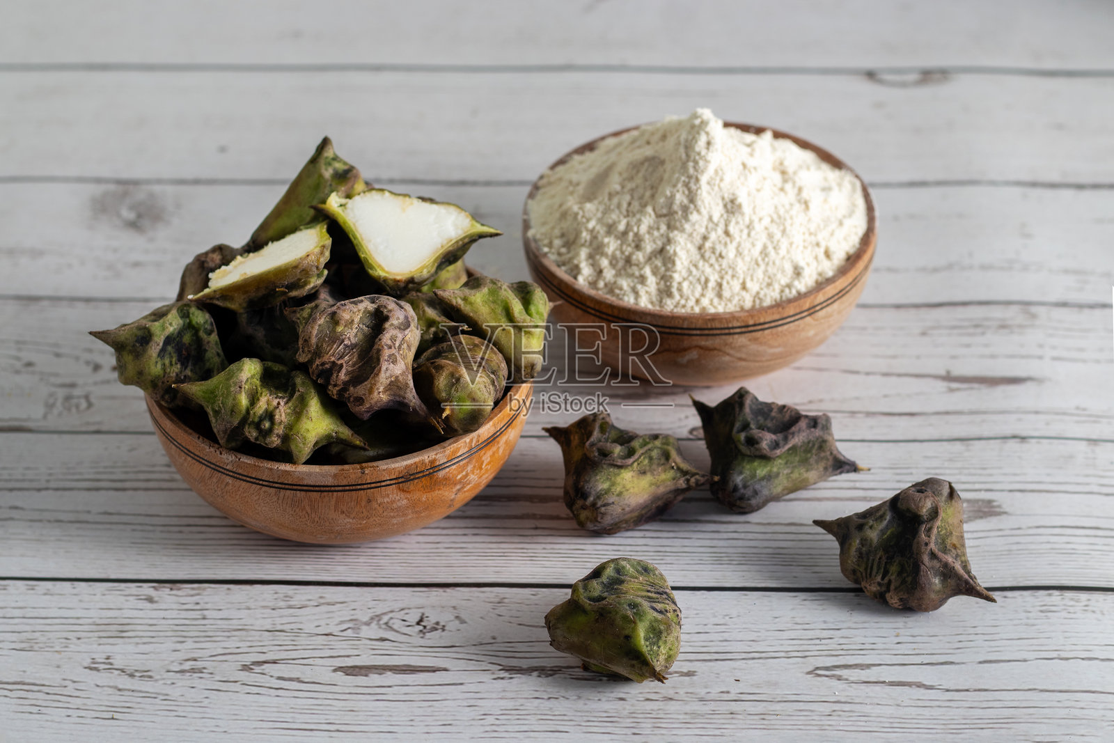 马蹄粉不含麸质，营养丰富，性质轻盈、清凉，易于消化，可用于制作禁食食谱、布丁、印度甜糕、面包、煎饼以及作为汤的增稠剂。照片摄影图片