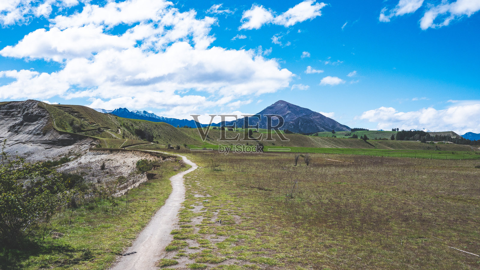 新西兰阿尔伯特镇的迪恩斯步道，壮丽的山脉湖泊河流景色，色彩鲜艳，如梦似幻照片摄影图片