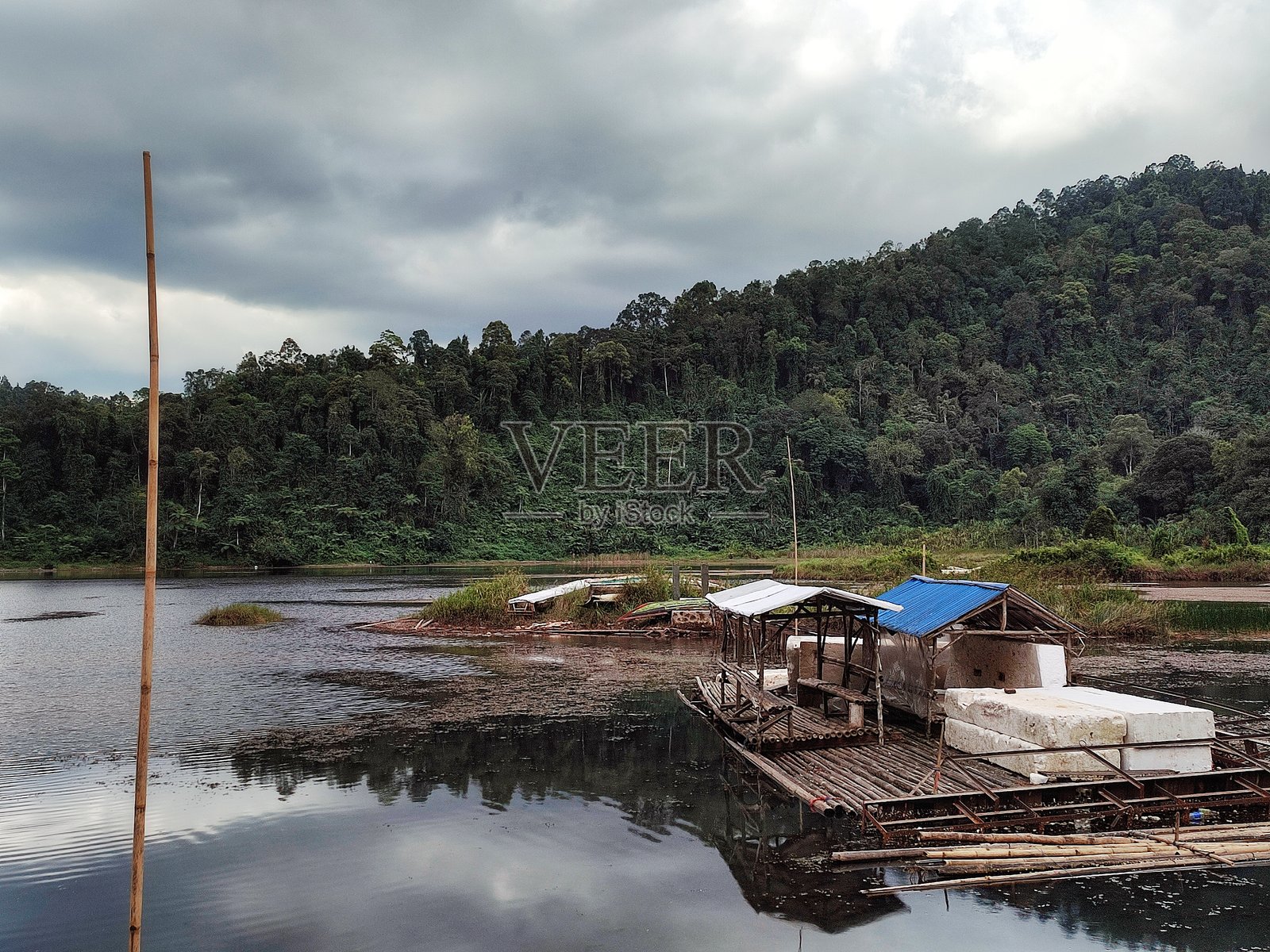 美丽的阴天户外自然风光，湖泊、山景照片摄影图片