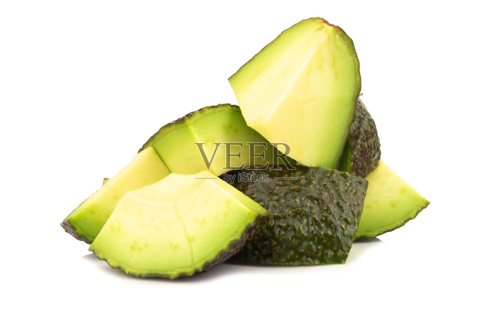 牛油果切片、果核堆叠、散落、飞溅照片摄影图片