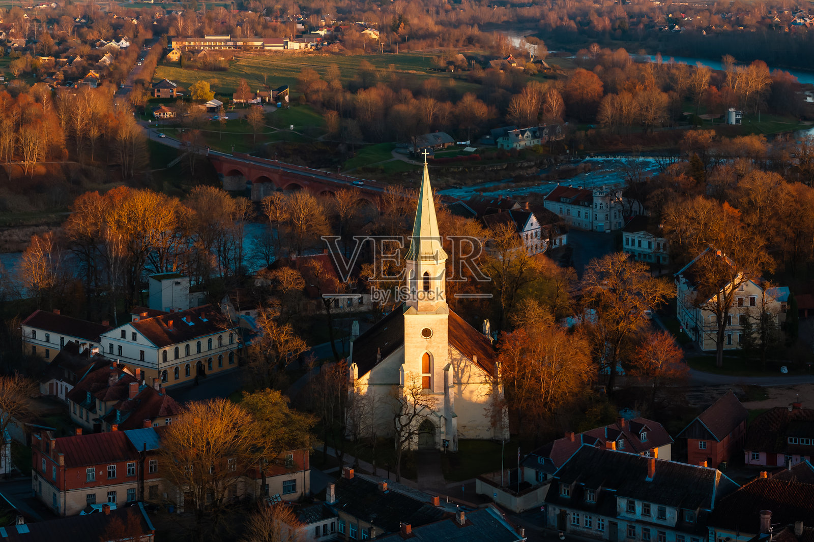 空中俯瞰黄金时刻的库尔迪加，圣凯瑟琳教堂，文塔斯瀑布照片摄影图片