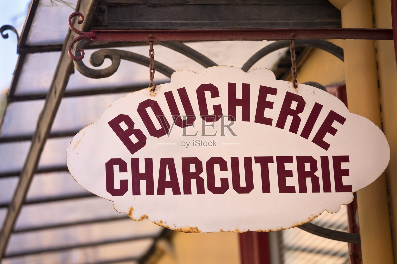 法国的肉店和熟食店的法文招牌照片摄影图片