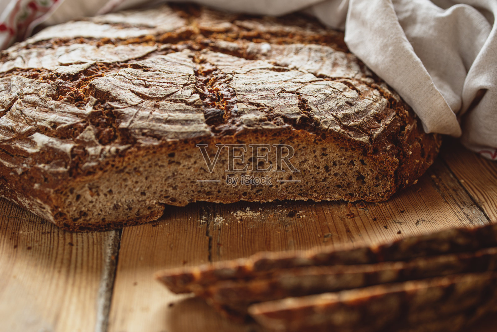 新鲜自制全麦黑麦粉乡村面包照片摄影图片