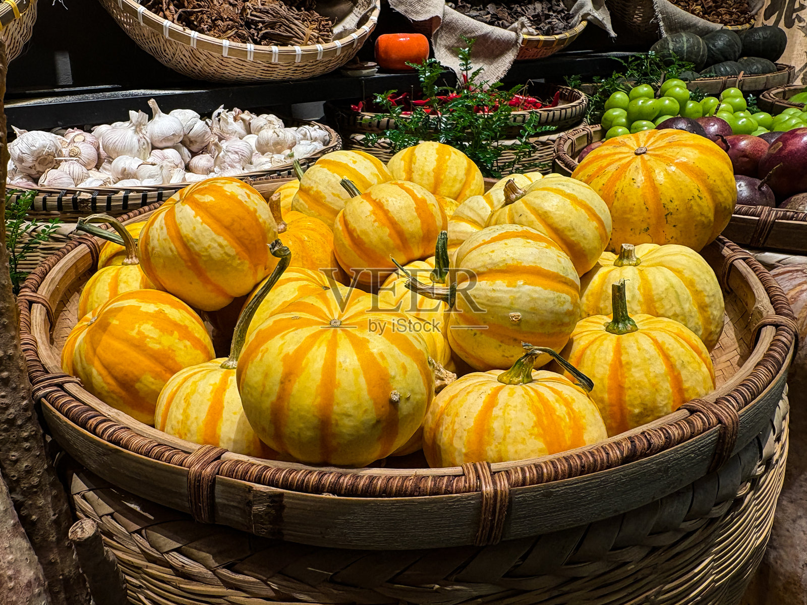 一篮子水果和蔬菜照片摄影图片