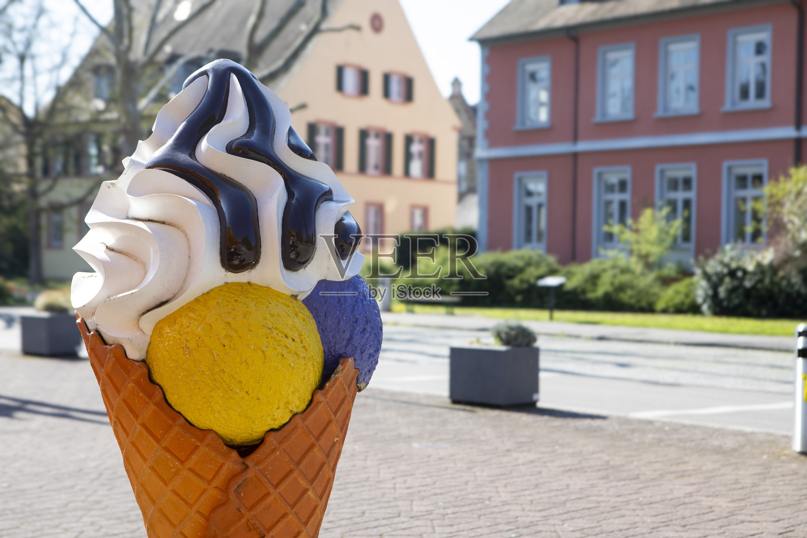 街道上的大型玻璃纤维冰淇淋甜筒照片摄影图片