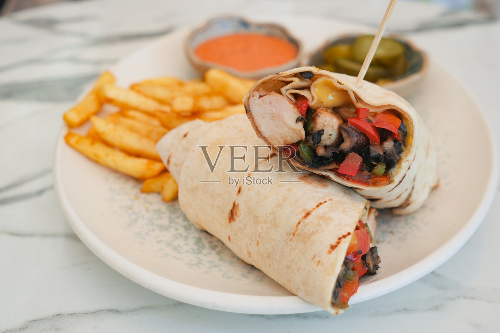 当地餐馆里美味的墨西哥卷饼配薯条照片摄影图片