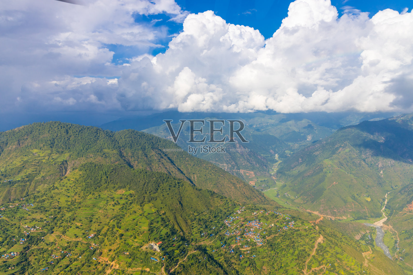 加德满都城市和山谷丘陵的鸟瞰图，有城市建筑和绿色斜坡照片摄影图片