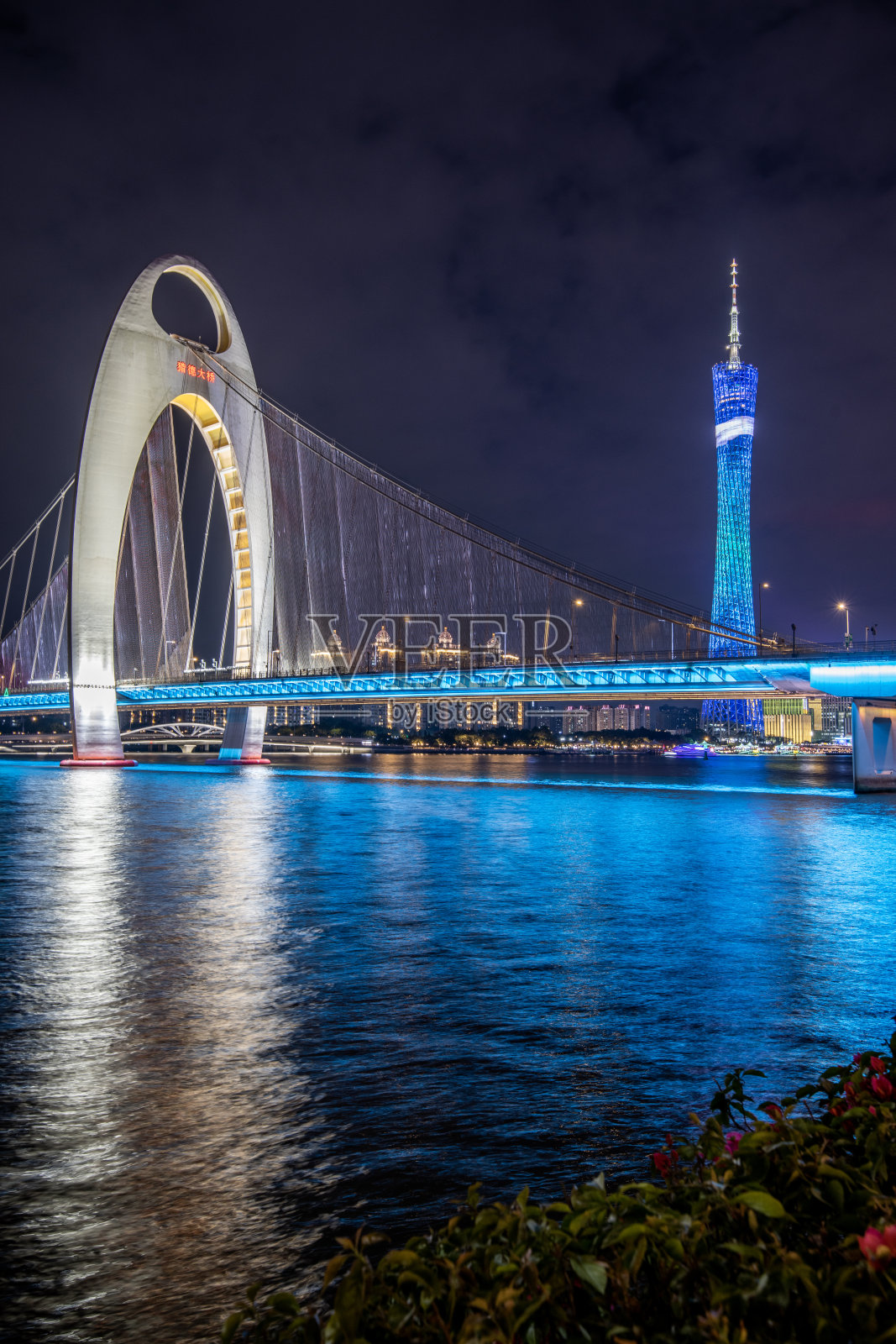 广州塔和猎德大桥的夜景，广州地标建筑照片摄影图片