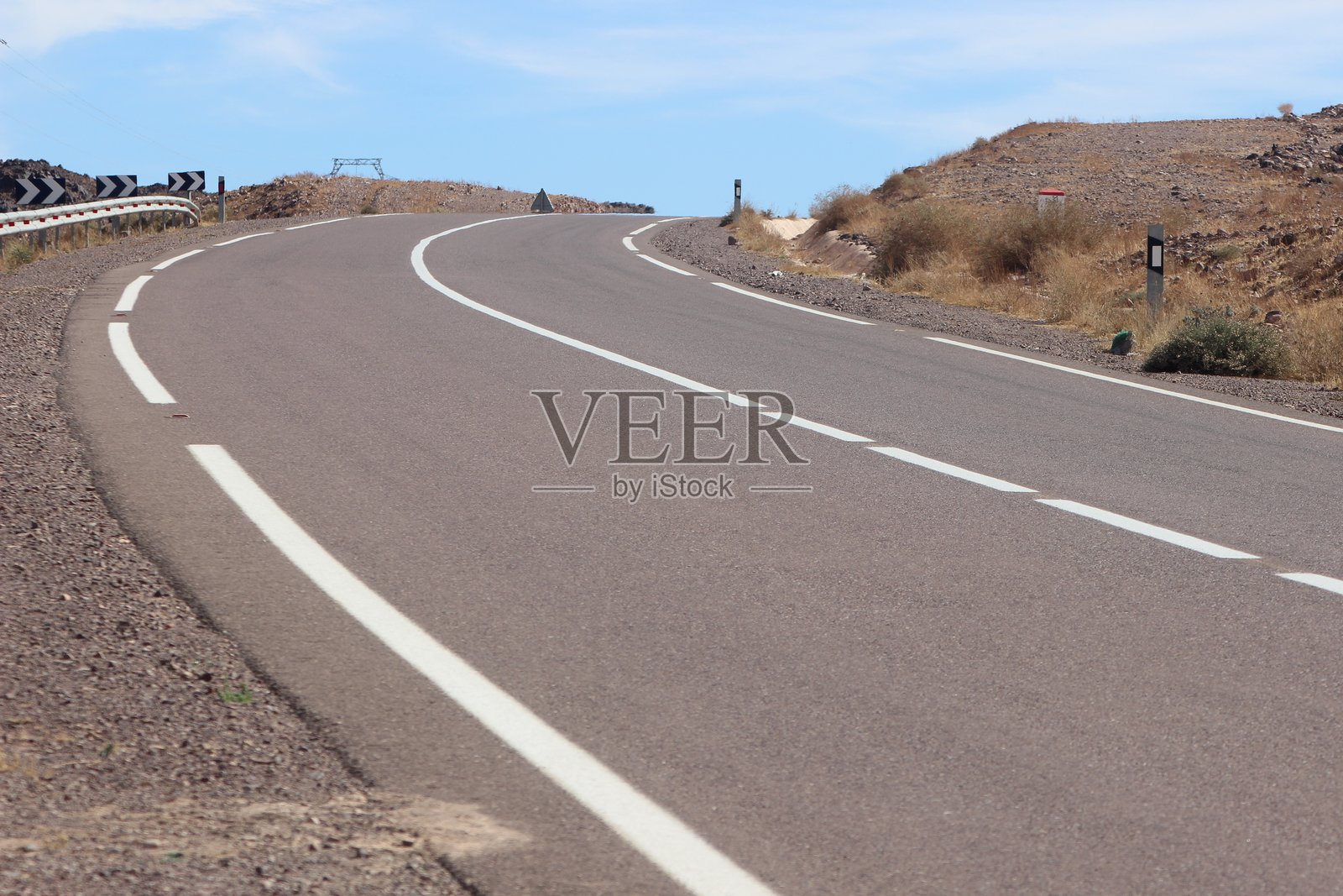 一条穿过沙漠的空旷沥青路照片摄影图片