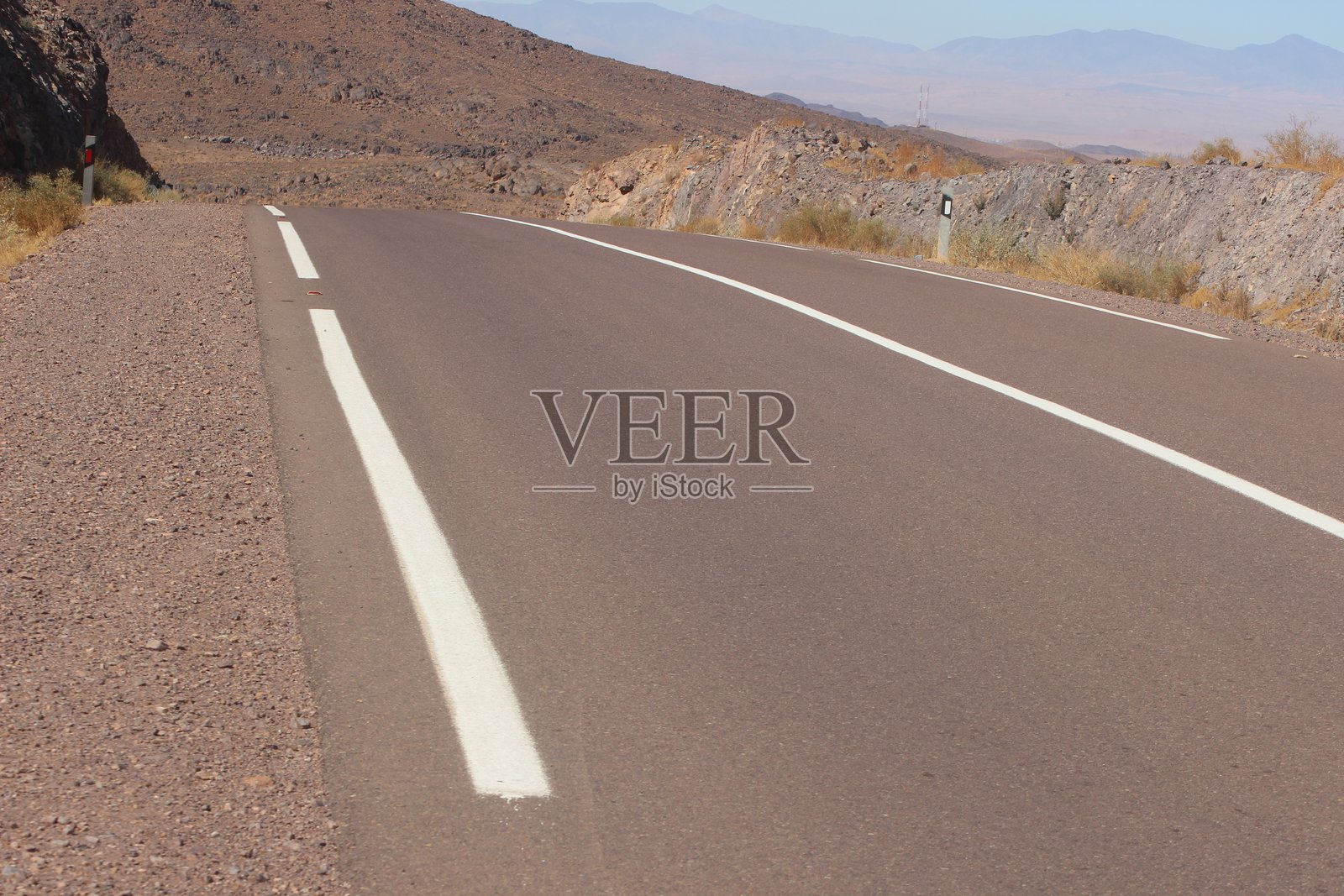 空旷的沙漠沥青路照片摄影图片