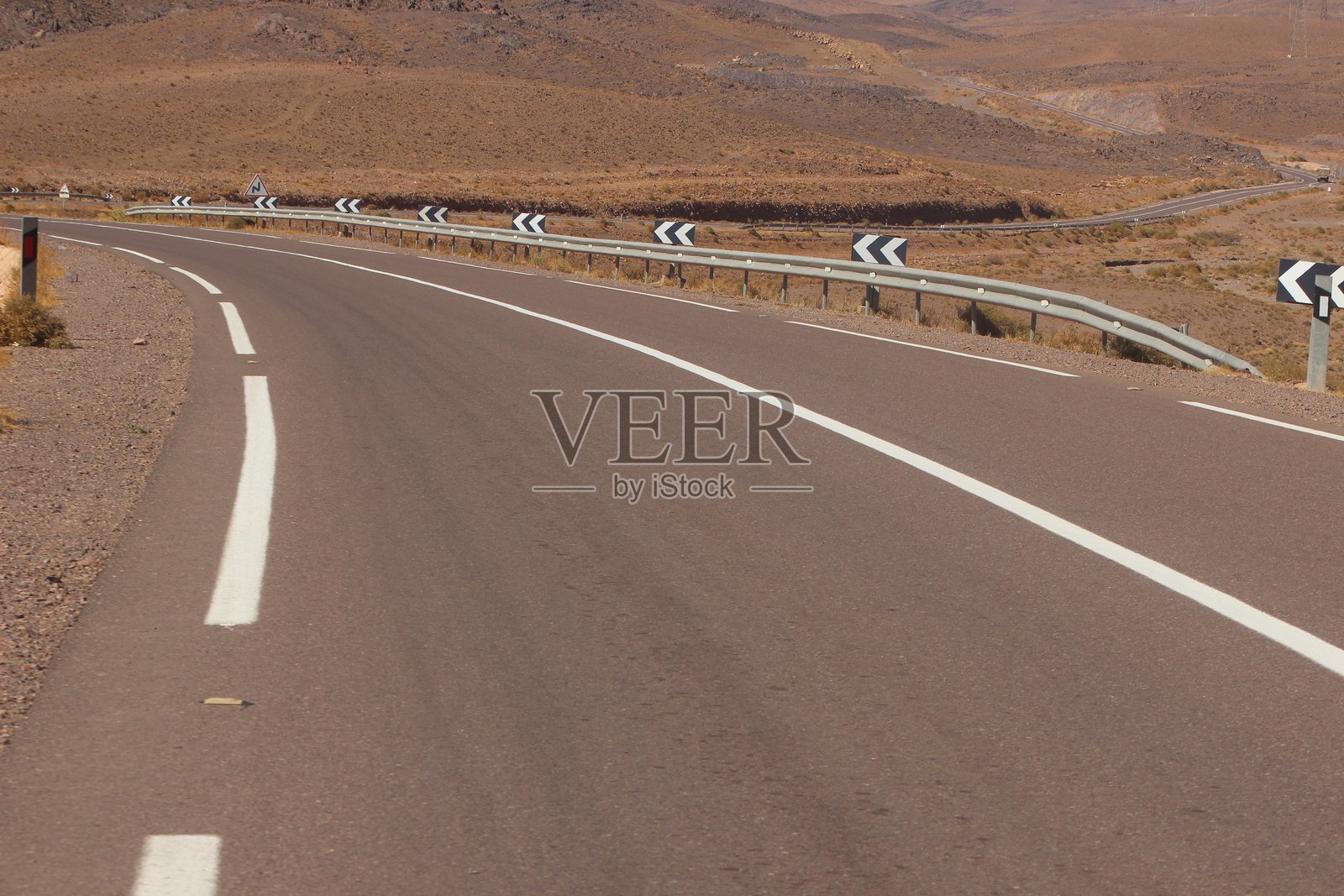 一条穿过沙漠的空旷沥青路照片摄影图片