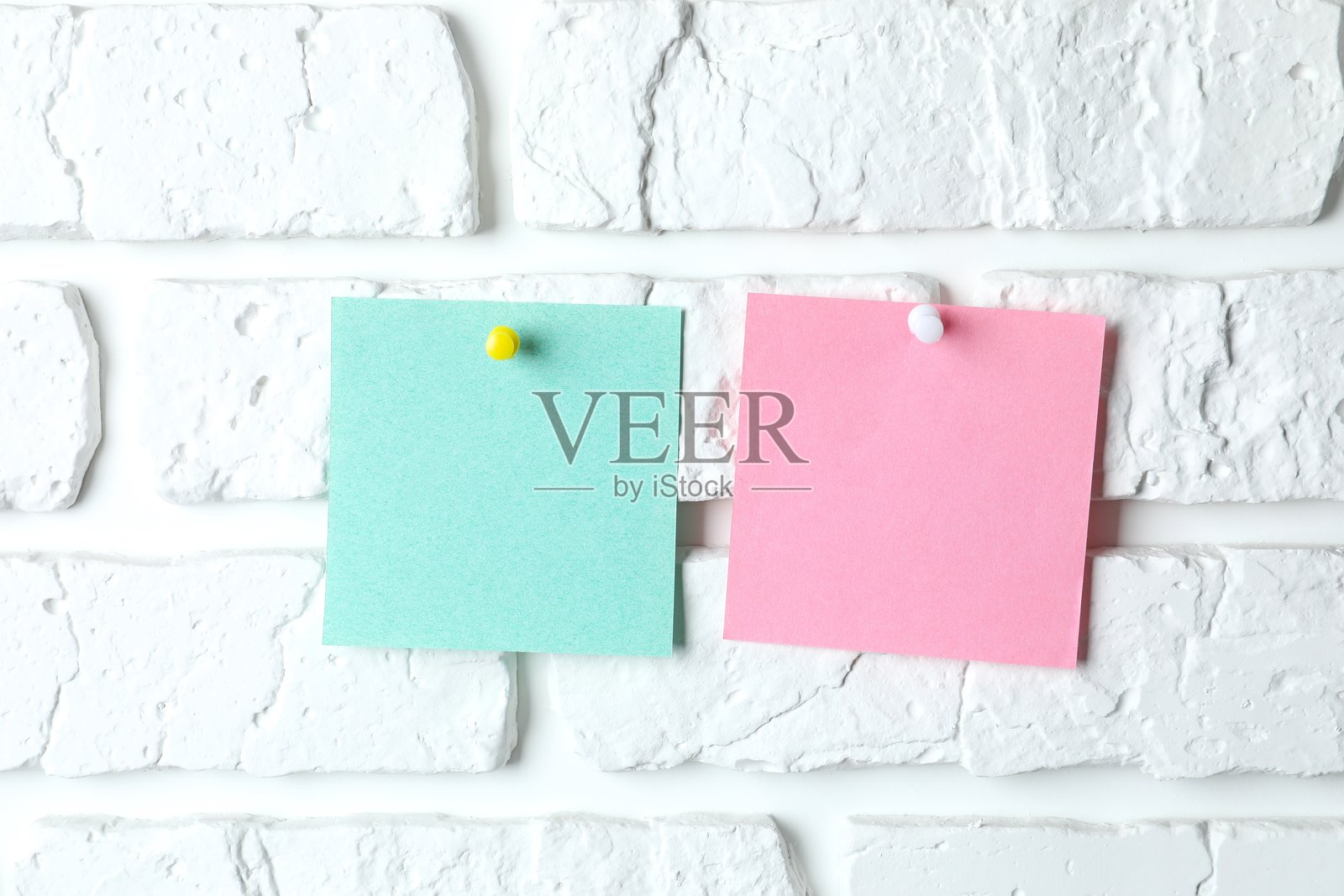 白色背景上带有阴影的两个空白彩色便利贴照片摄影图片