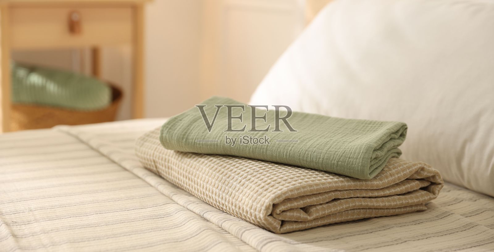 干净毛巾叠放在床上，居家近景照片摄影图片