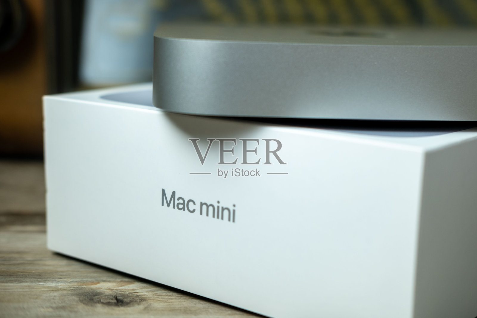 新苹果Mac Mini M1电脑开箱,科技便携性,在舒适的家中远程工作,拥抱舒适的慢生活方式,法兰克福 - 2025年2月4日照片摄影图片