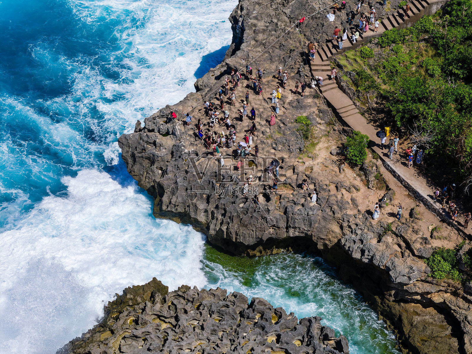 鸟瞰努沙佩尼达天使泳池的游客照片摄影图片
