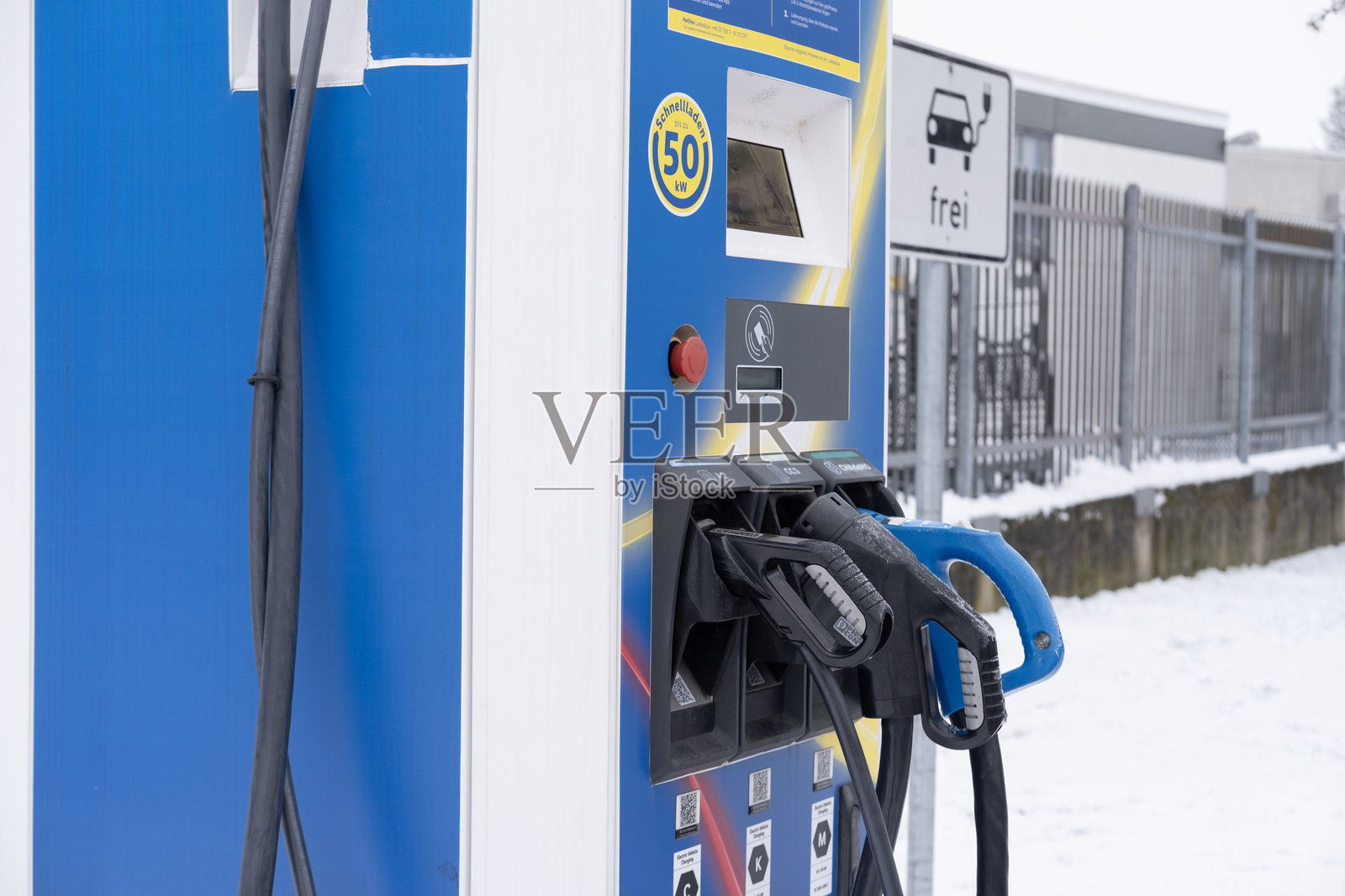 利德尔(Lidl)电动汽车CCS2快充站,在雪天的冬季,电动出行,直流高功率充电连接器,集成充电系统,替代能源,技术与创新汽车行业,法兰克福照片摄影图片