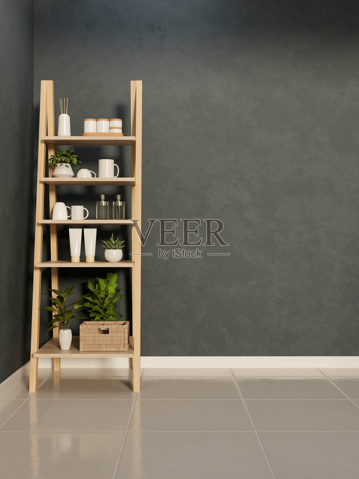 房间角落里，深灰色墙壁旁边的白色瓷砖地板上，摆放着餐具收纳展示架。照片摄影图片