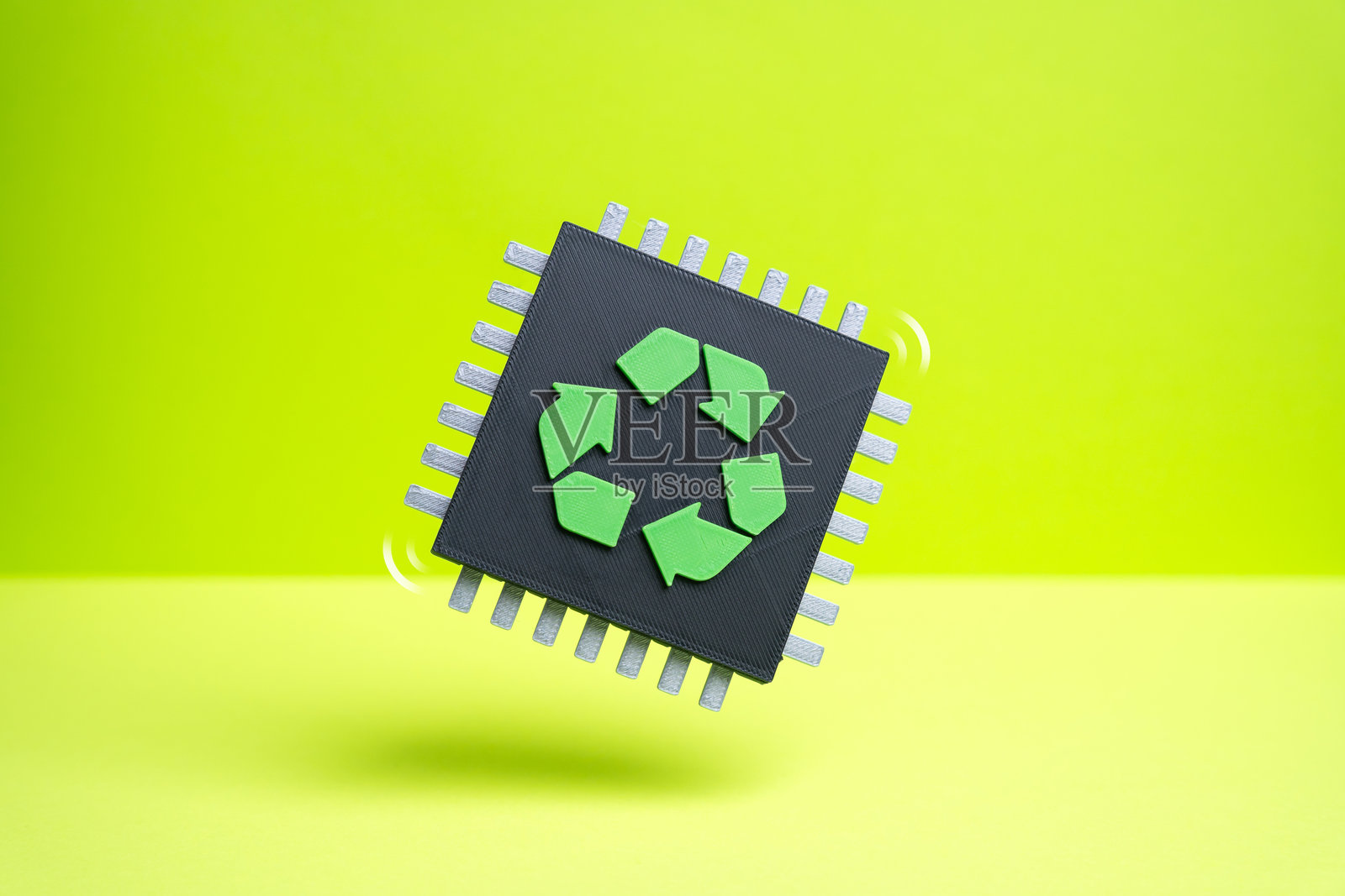 带有回收标志的芯片。电子产品回收、贵金属回收和二次利用。照片摄影图片