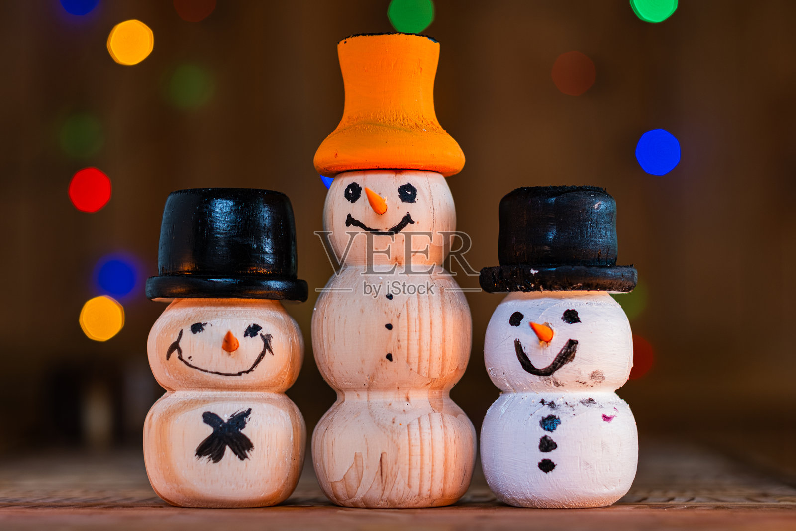 彩色圣诞灯前的纯手工绘制木质雪人照片摄影图片