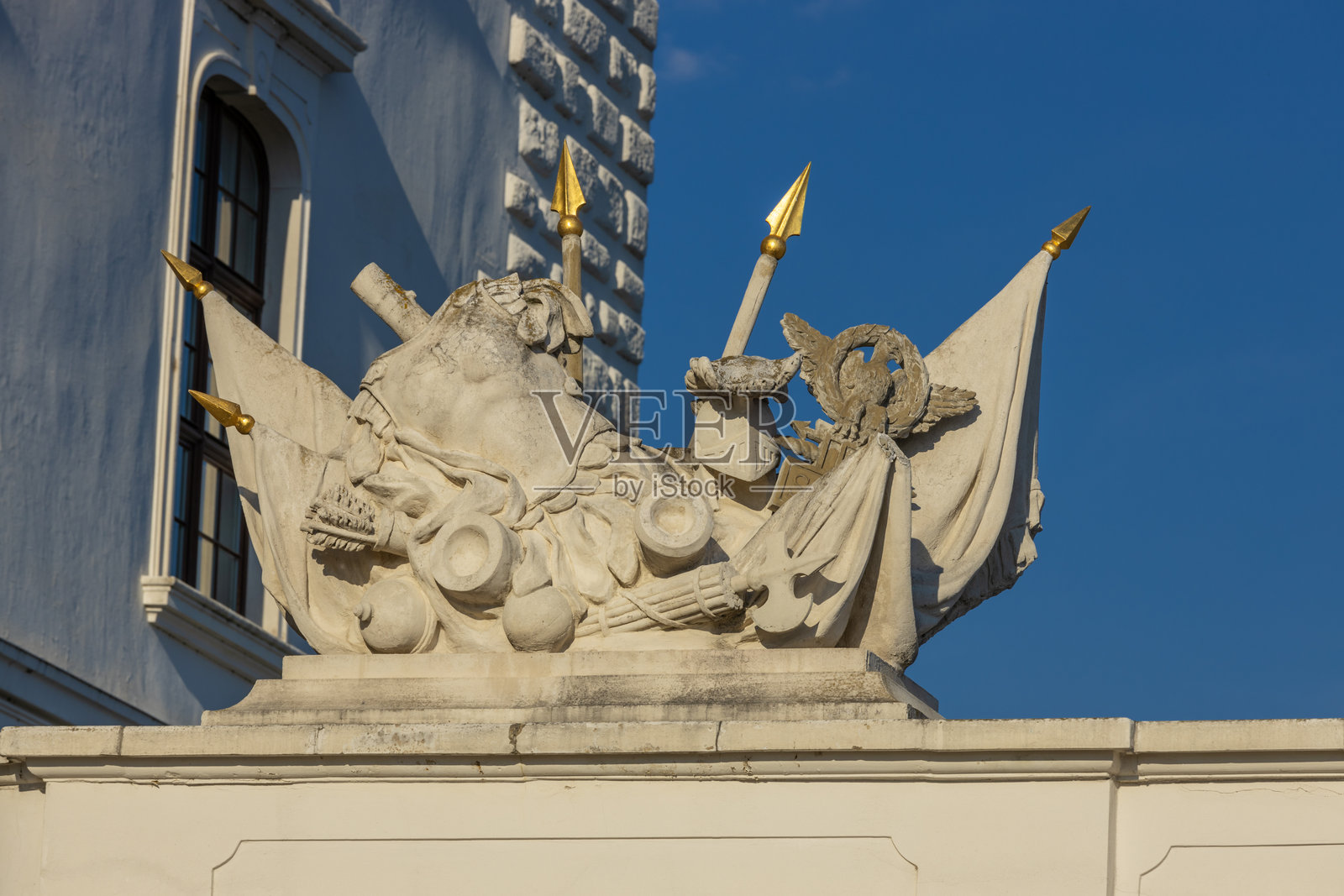 布拉迪斯拉发城堡山门上的雕像,城堡建筑照片摄影图片