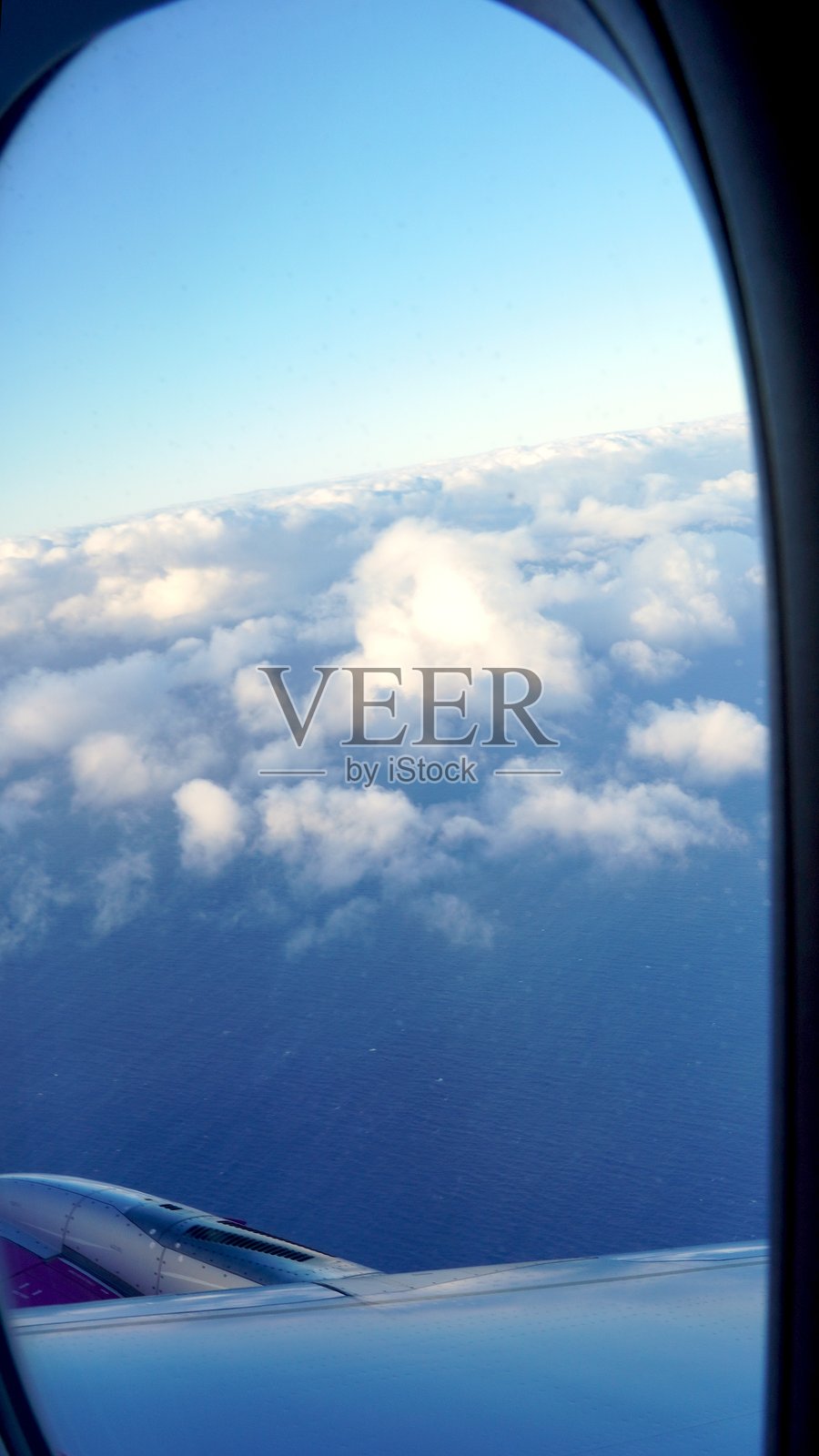 飞越海洋和云层，前往加那利群岛的旅程照片摄影图片