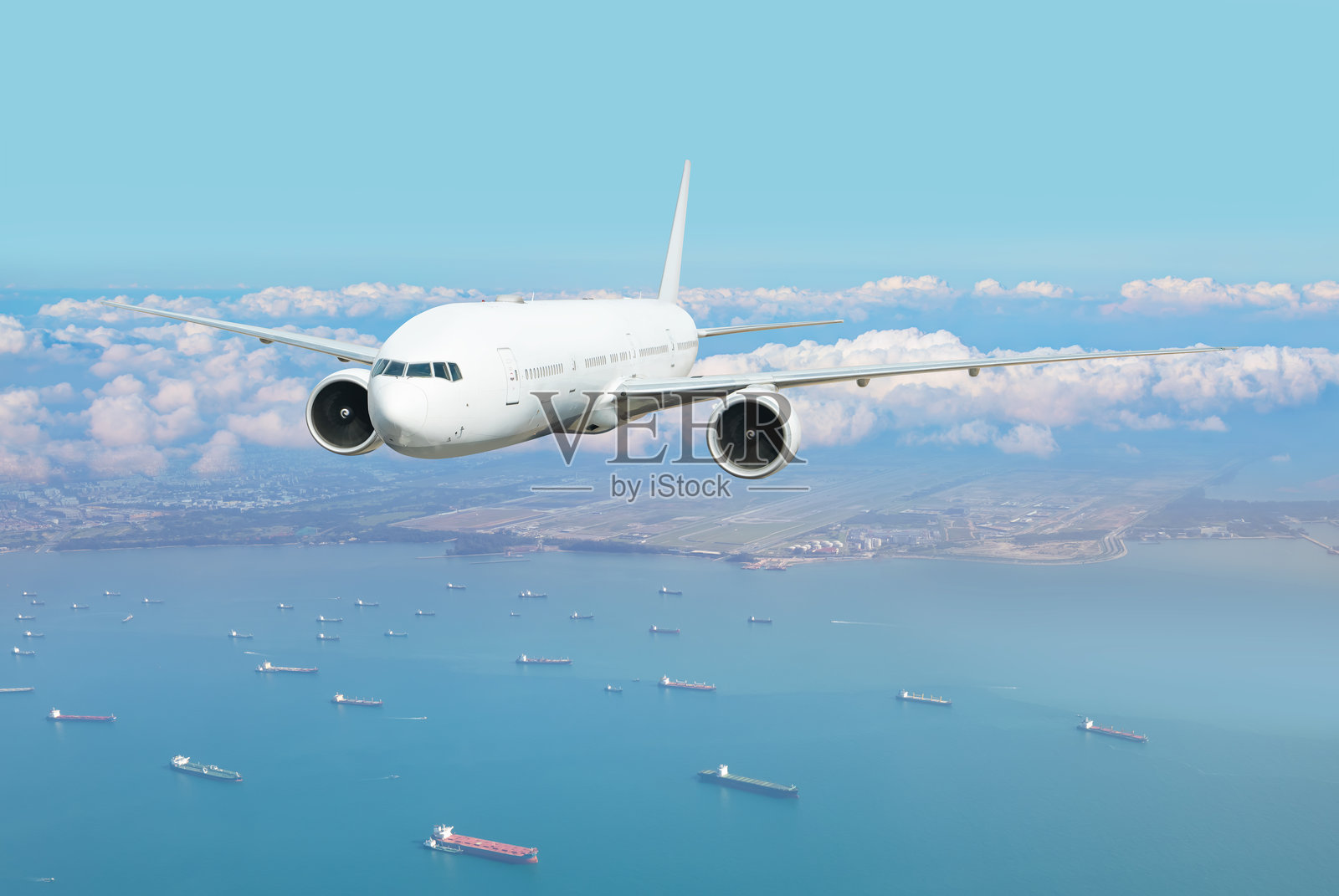 客机降落机场 - 飞机从樟宜机场起飞 - 客机飞越壮丽大海 - 商用油轮和集装箱船在新加坡海峡等候照片摄影图片