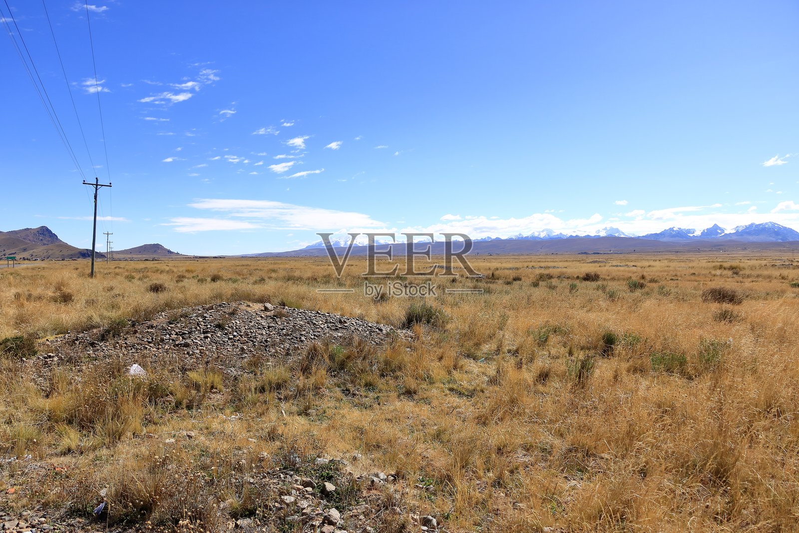 玻利维亚北部风光，背景为安第斯山脉照片摄影图片