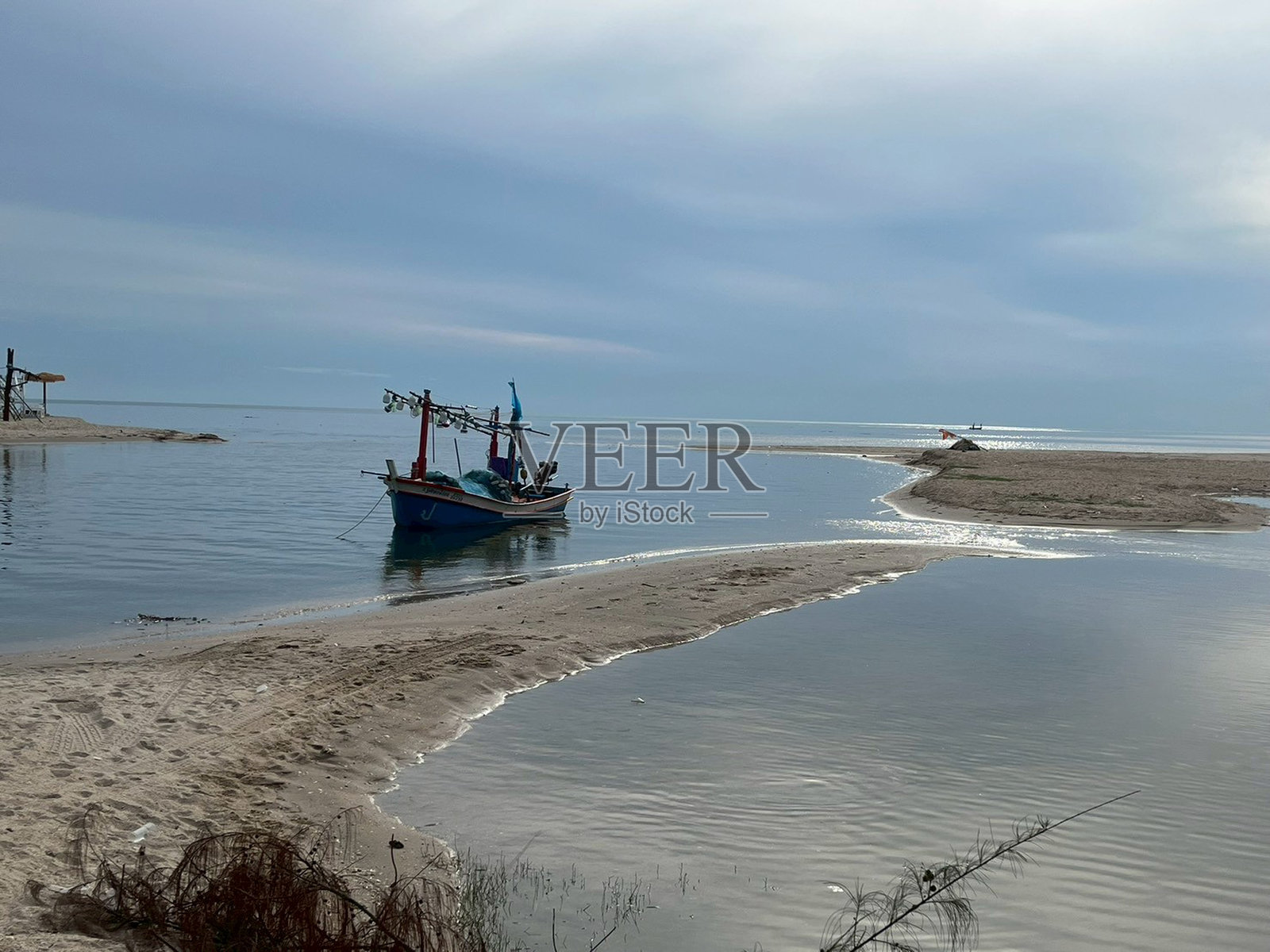 大海和渔船照片摄影图片