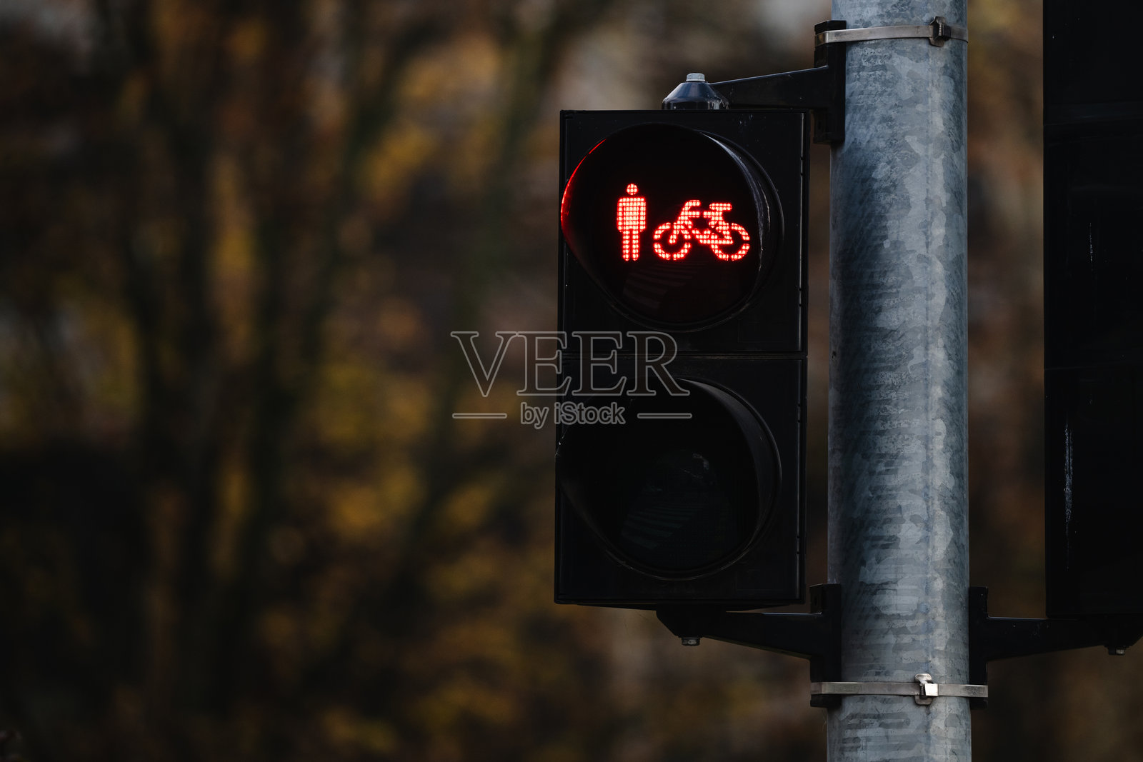 红色的行人与自行车交通信号灯照片摄影图片