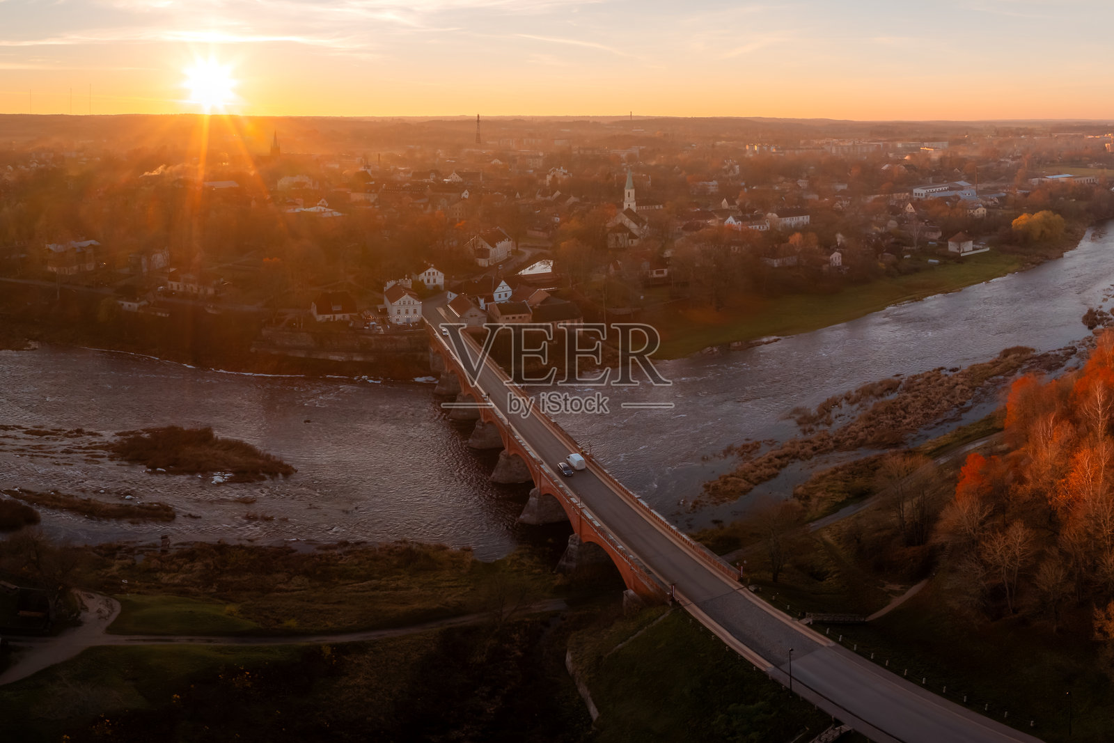 黄金时刻的古尔迪加老砖桥和文塔河照片摄影图片