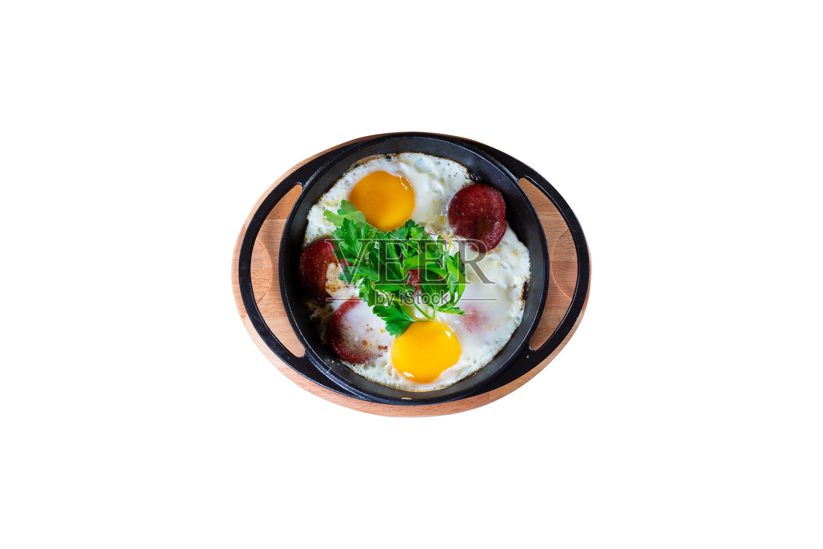 乡村木板上香肠煎蛋锅，饰以新鲜欧芹照片摄影图片