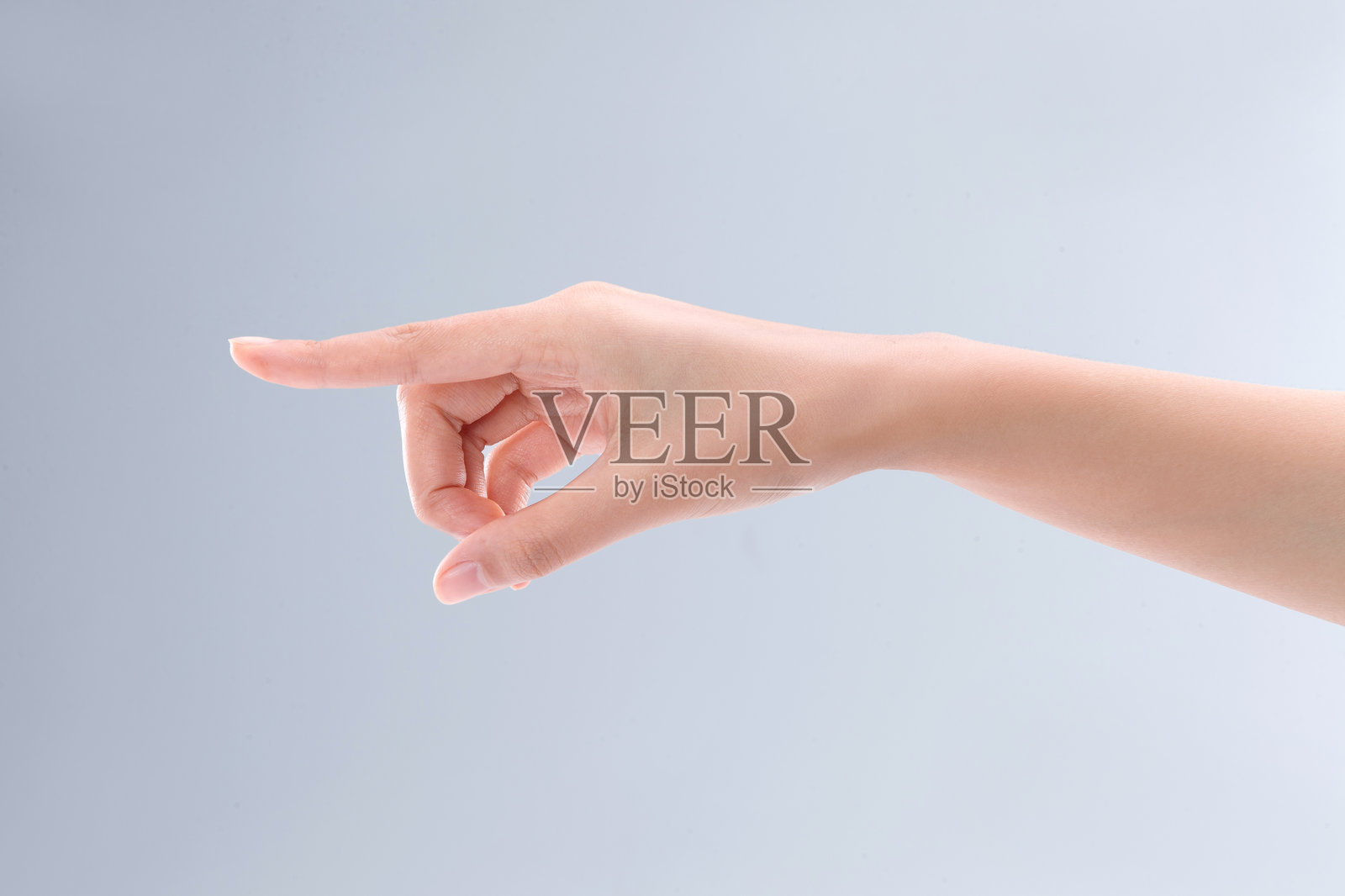 女人的手在蓝色背景上做出捏合的手势照片摄影图片