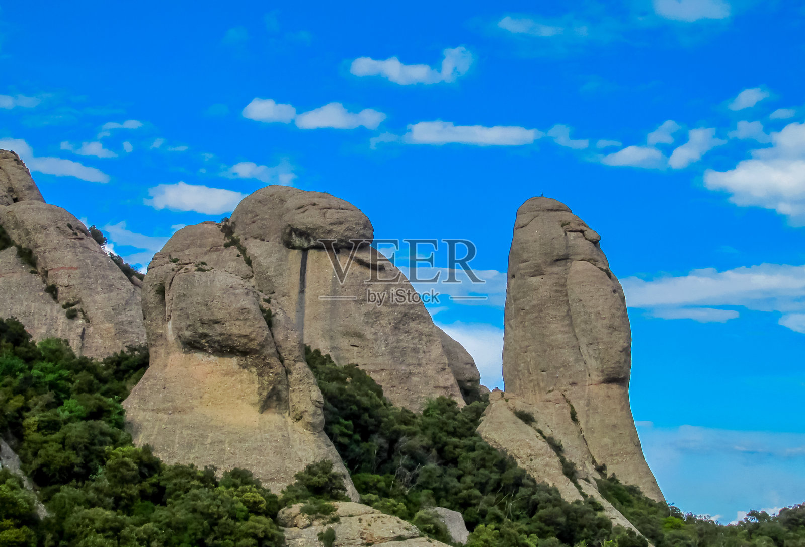 西班牙蒙特塞拉特山岩石构造，拥有崎岖的悬崖和垂直的塔楼照片摄影图片