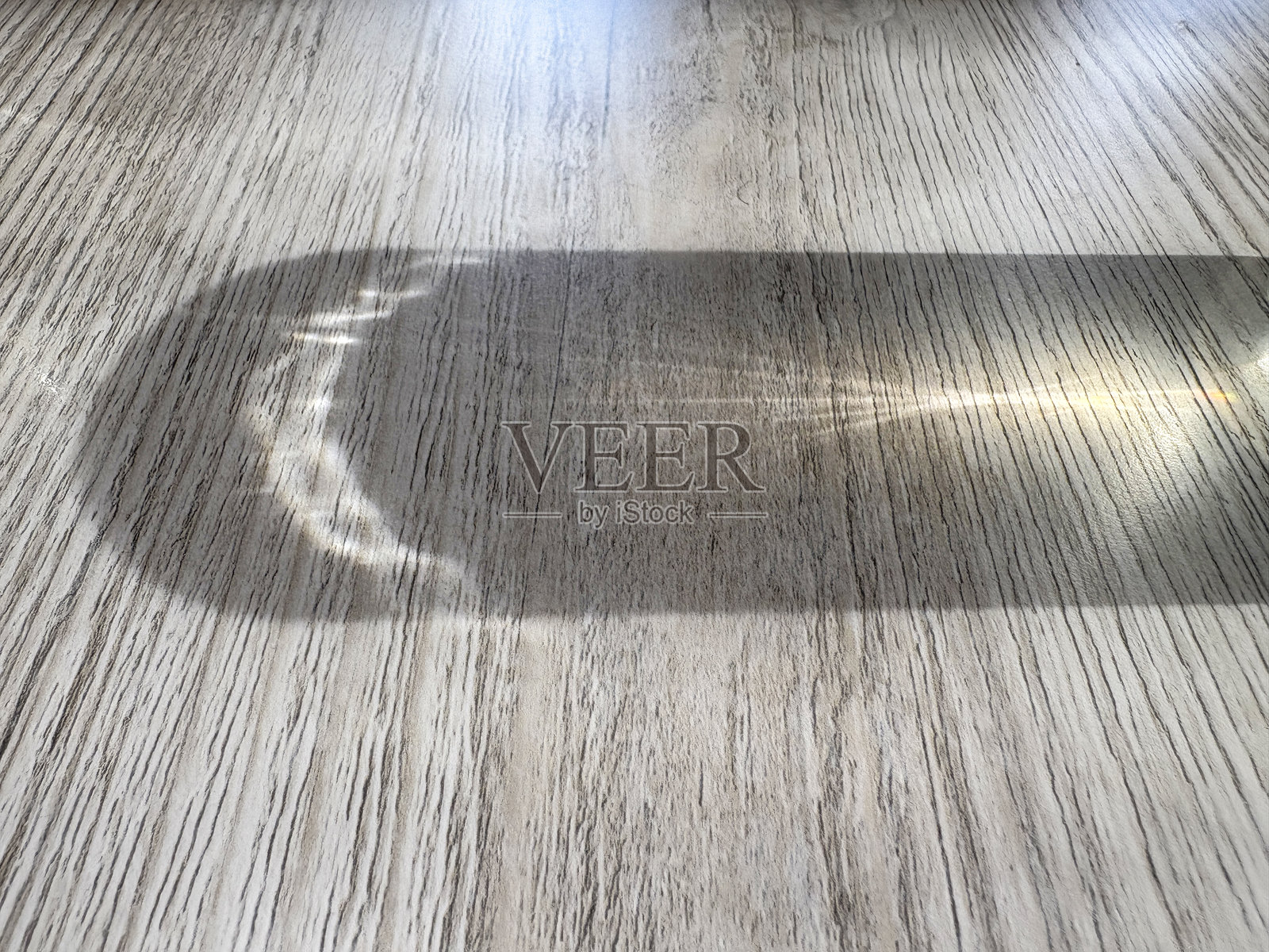 木桌上的玻璃杯倒影照片摄影图片