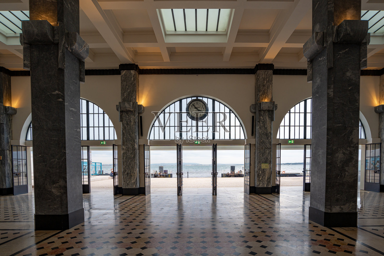 由建筑师科蒂内利·特尔莫设计的里斯本河车站中庭。照片摄影图片