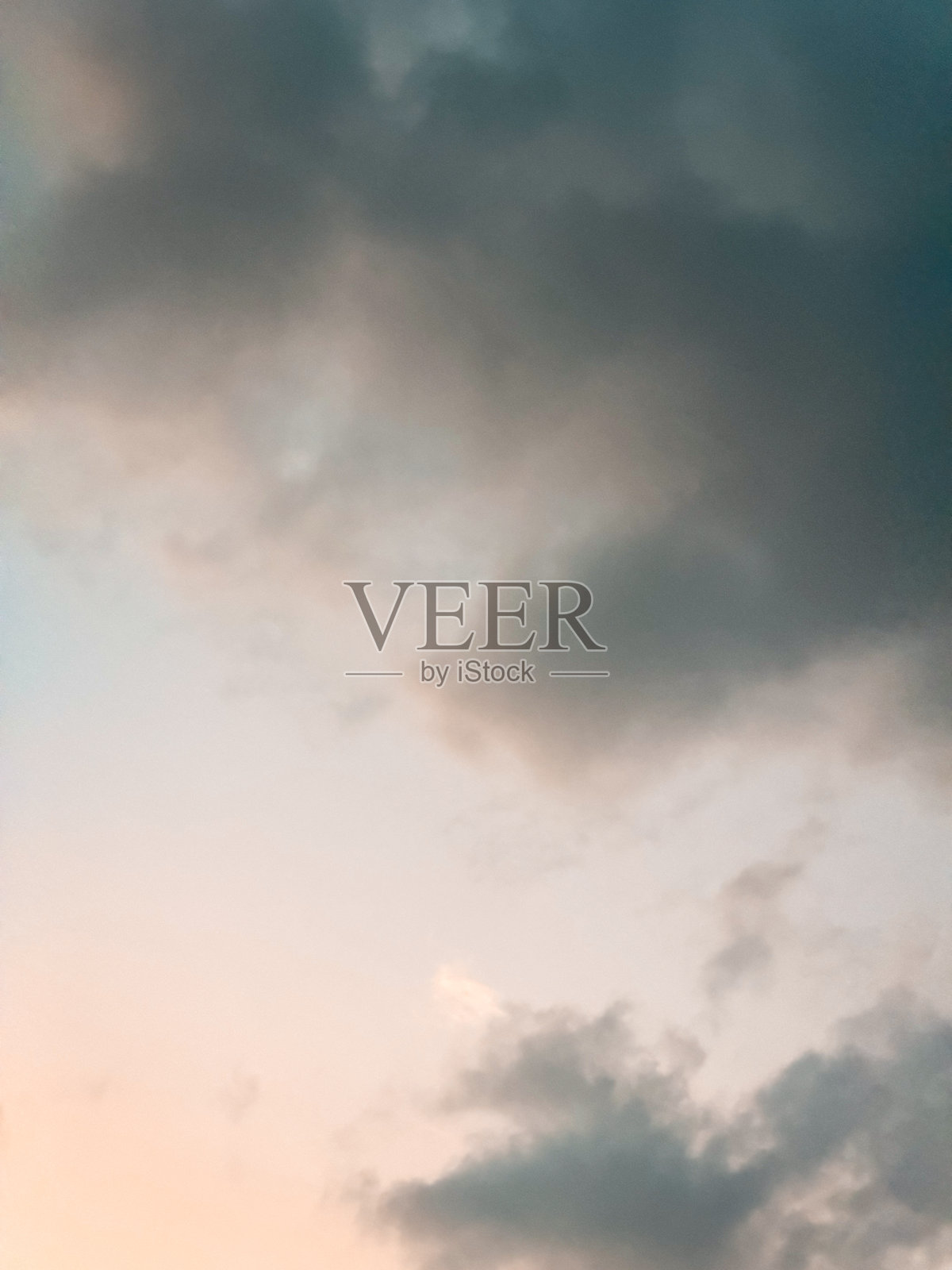 夕阳时分天空云彩的特写照片摄影图片