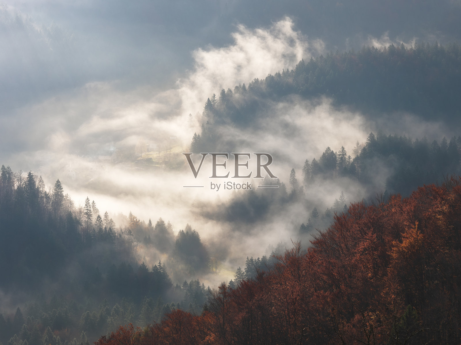 薄雾山丘上的秋日梦境照片摄影图片