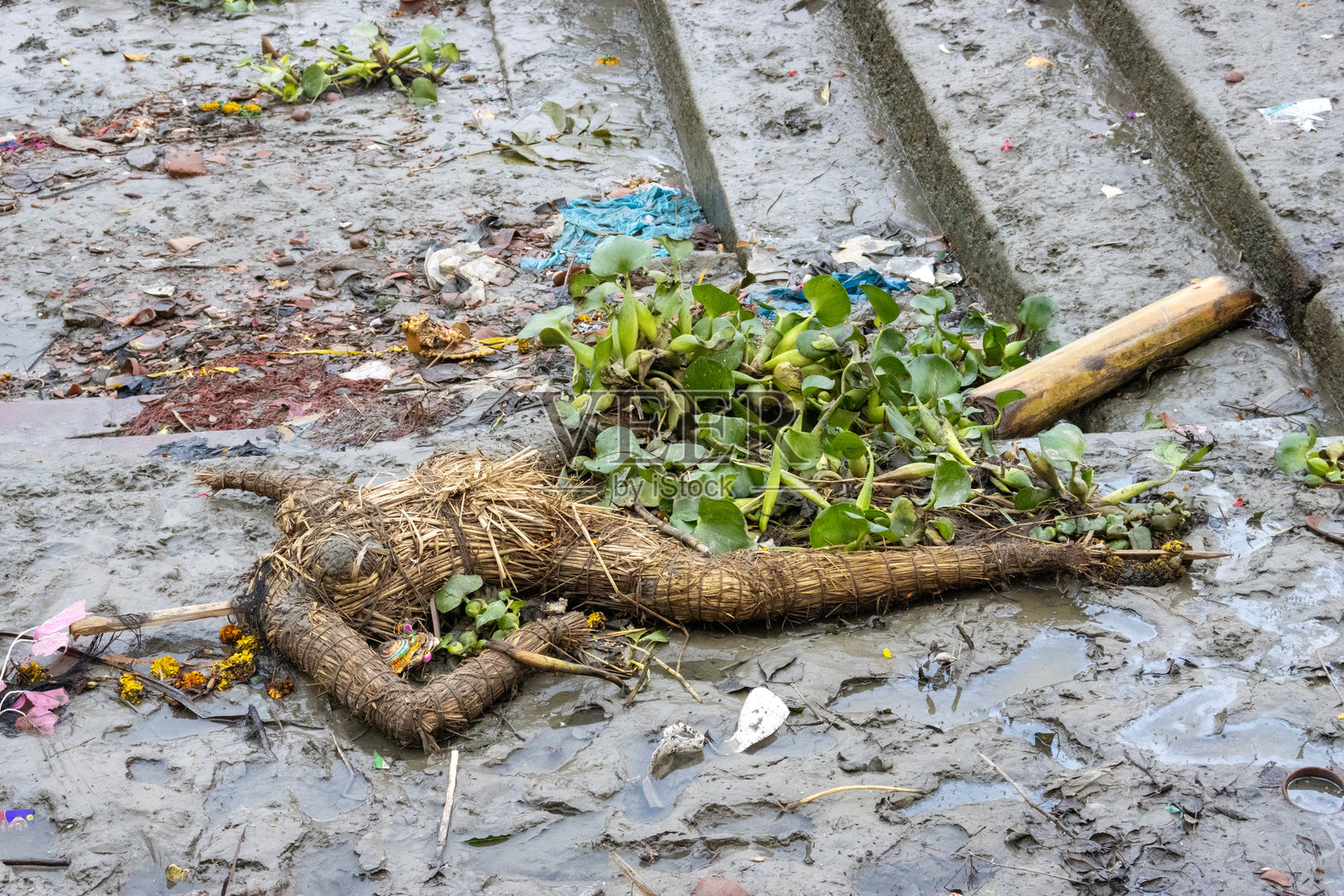 在马利克加特和胡格利河（恒河）的河边，河水被冲刷下来照片摄影图片